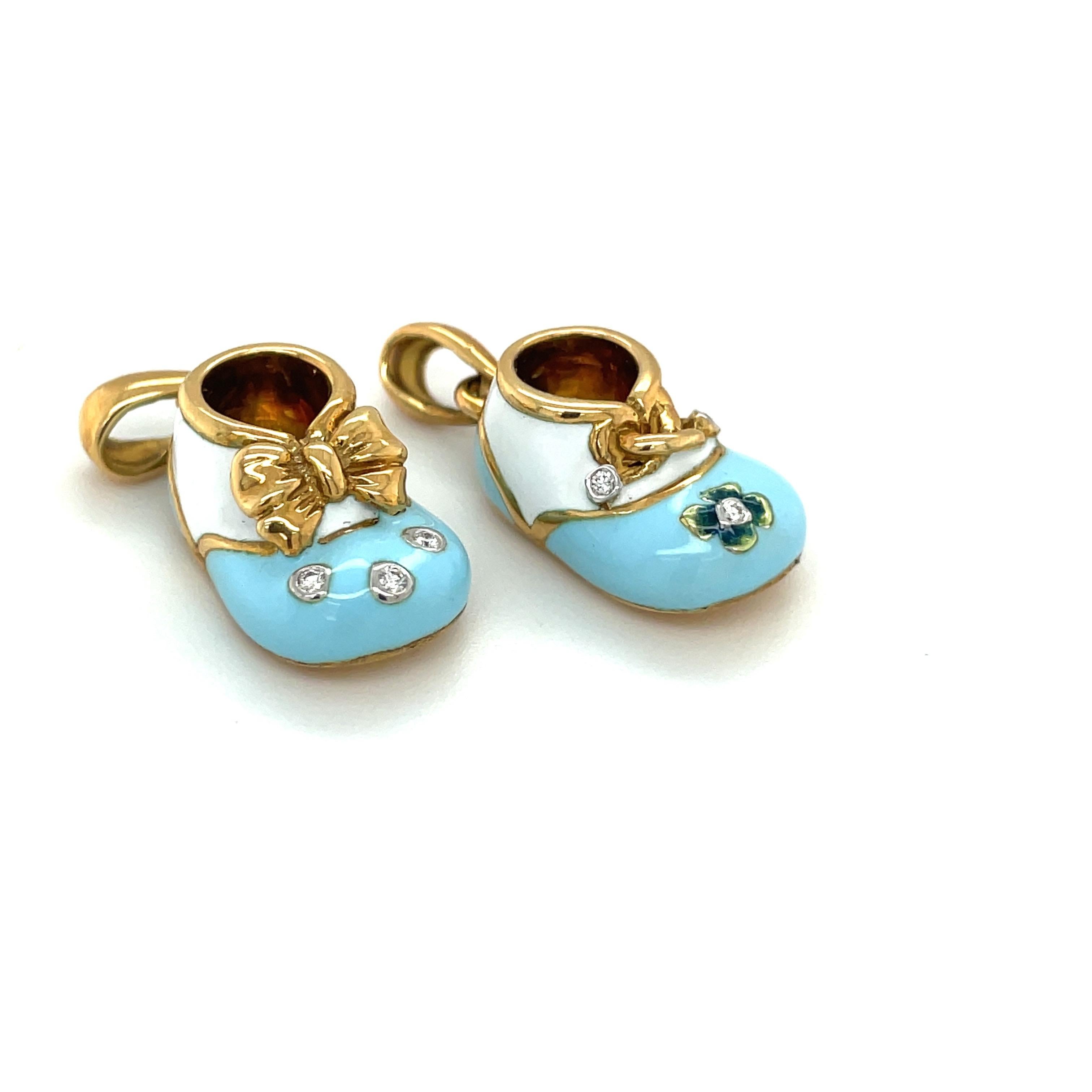 Moderne Chaussures pour bébé en or jaune 18 carats avec fleur en émail bleu clair/blanc et diamants 0,04 carat en vente