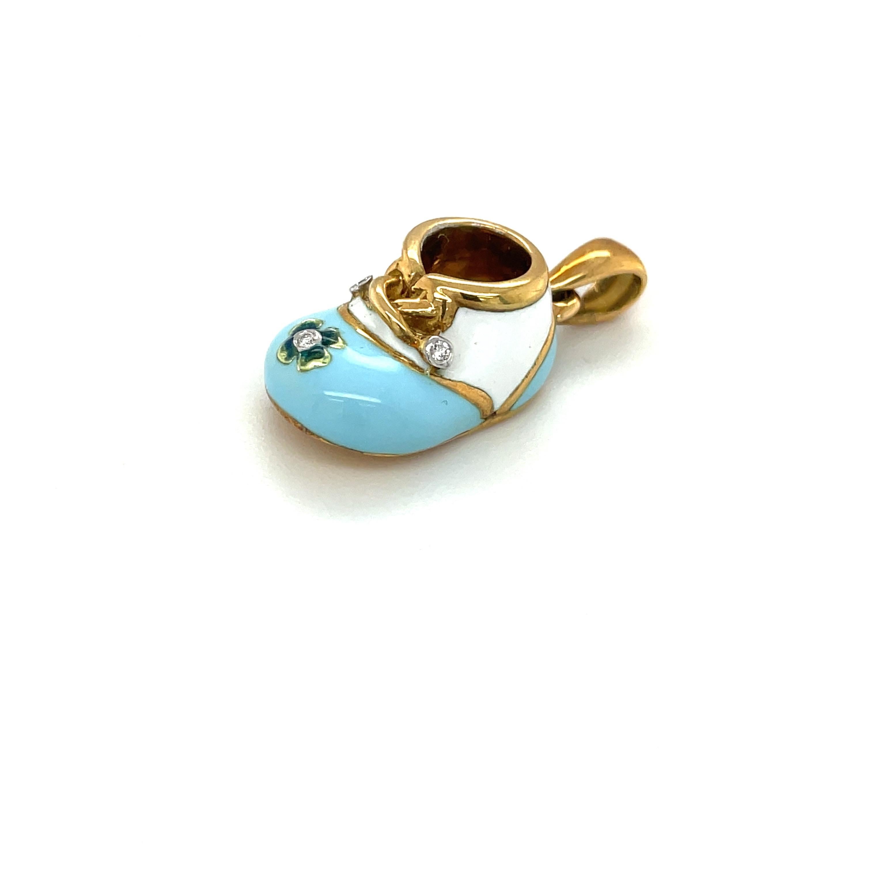 18KT Gelbgold Baby-Schuh mit hellblauer /weißer Emaille-Diamant-Blume .04Ct (Rundschliff) im Angebot