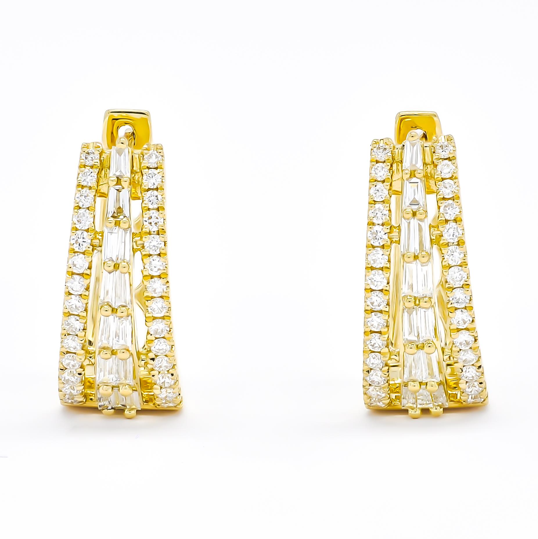 Accessoirisez avec élégance. Ces superbes boucles d'oreilles sont ornées de baguettes brillantes et de diamants ronds scintillants sertis dans de l'or blanc/jaune étincelant.

Une boucle d'oreille Elegant 18 KT donne une allure délicate ! 

Ces