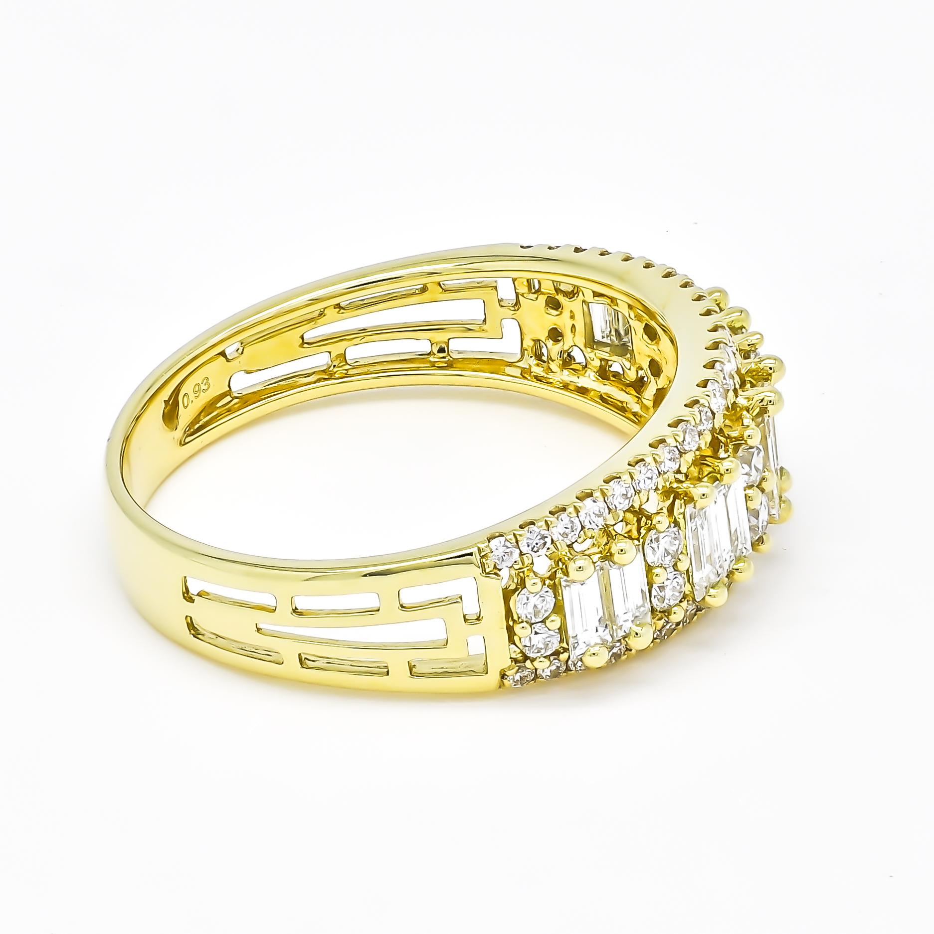 Anneau d'anniversaire de mariage Art déco en or jaune 18 carats avec diamants baguettes naturels en vente 1