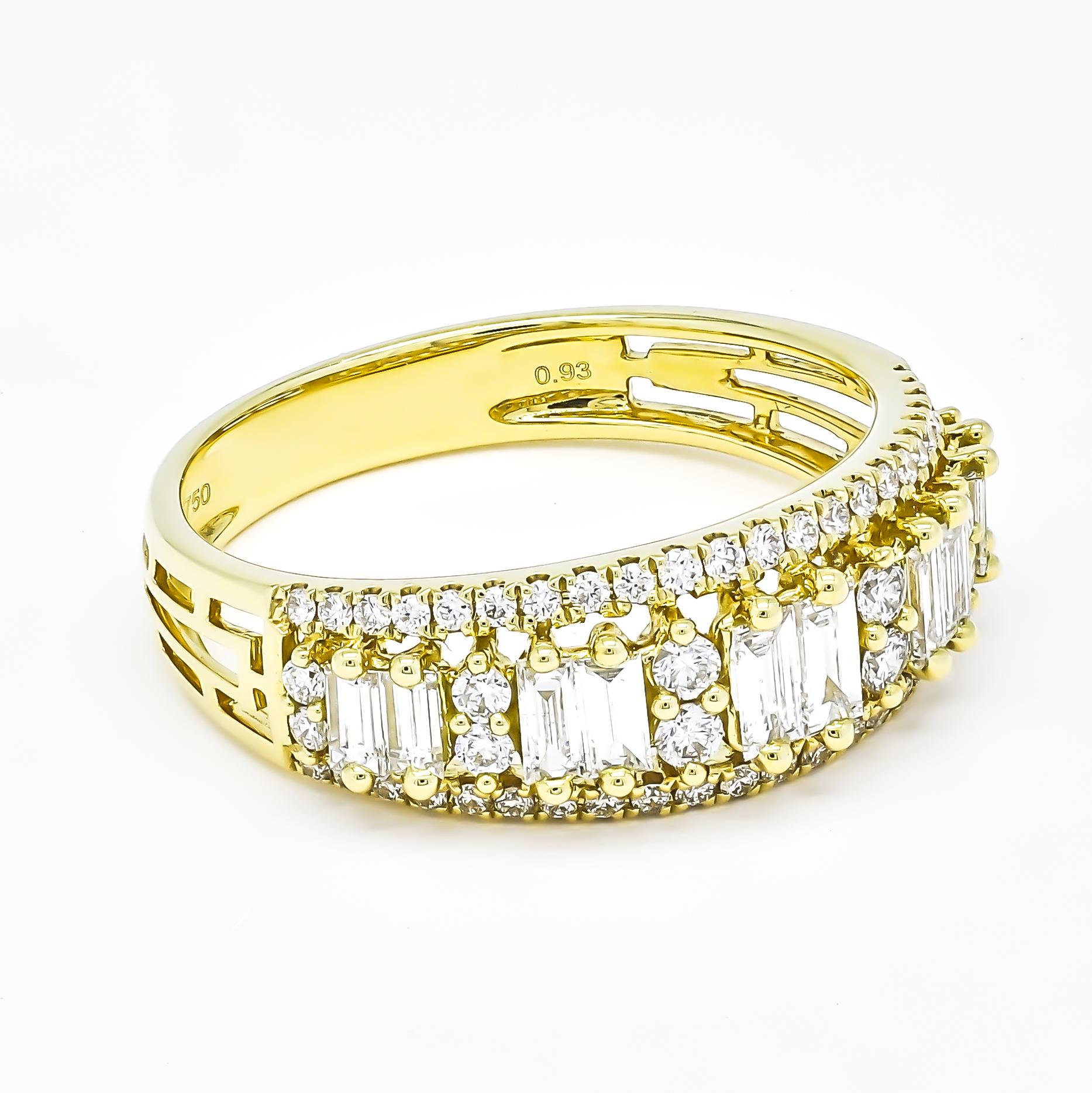 Anneau d'anniversaire de mariage Art déco en or jaune 18 carats avec diamants baguettes naturels en vente 2