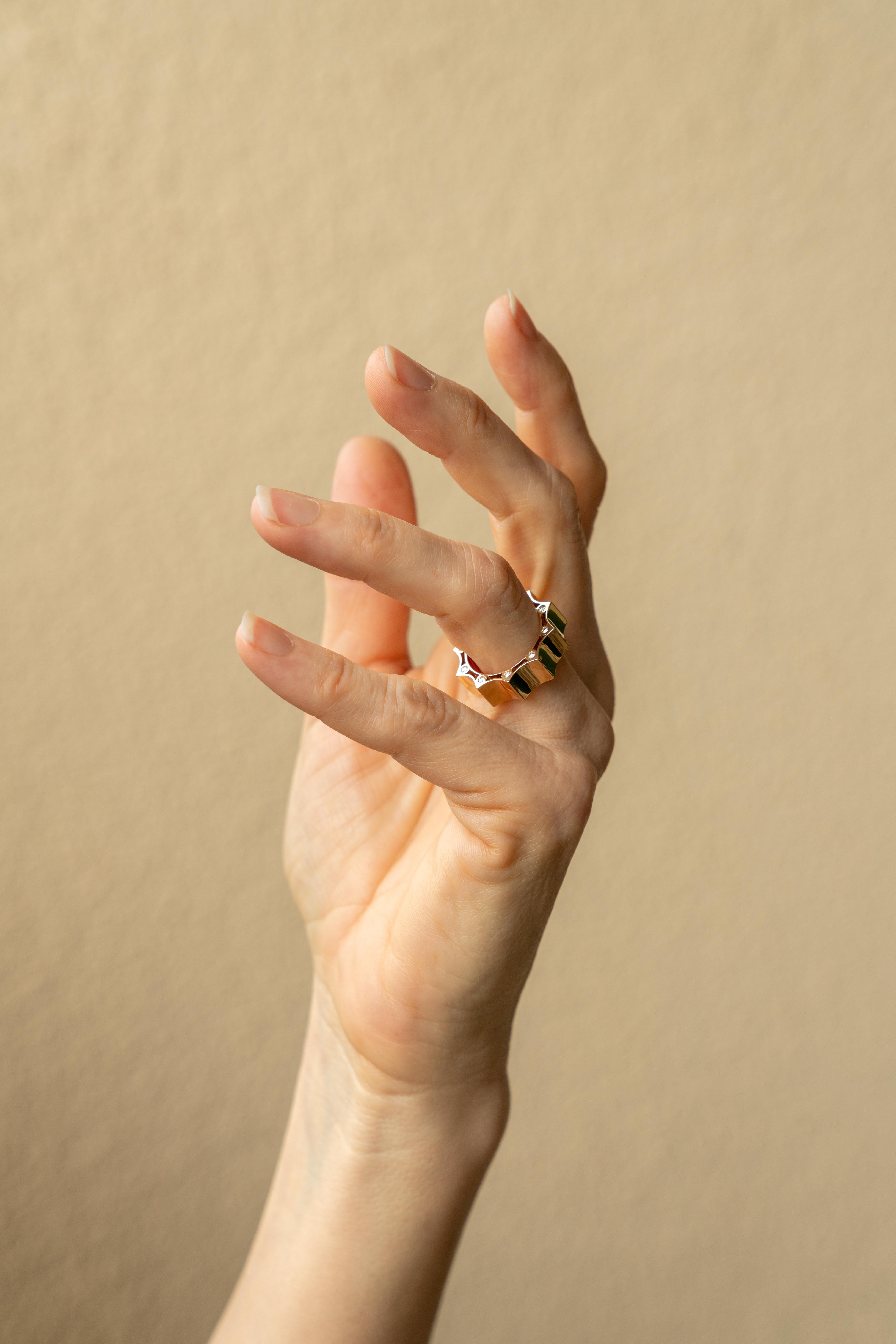 Artisan Bague jonc en or jaune 18 carats avec diamant blanc 0,31 carat, fabriquée en Italie en vente