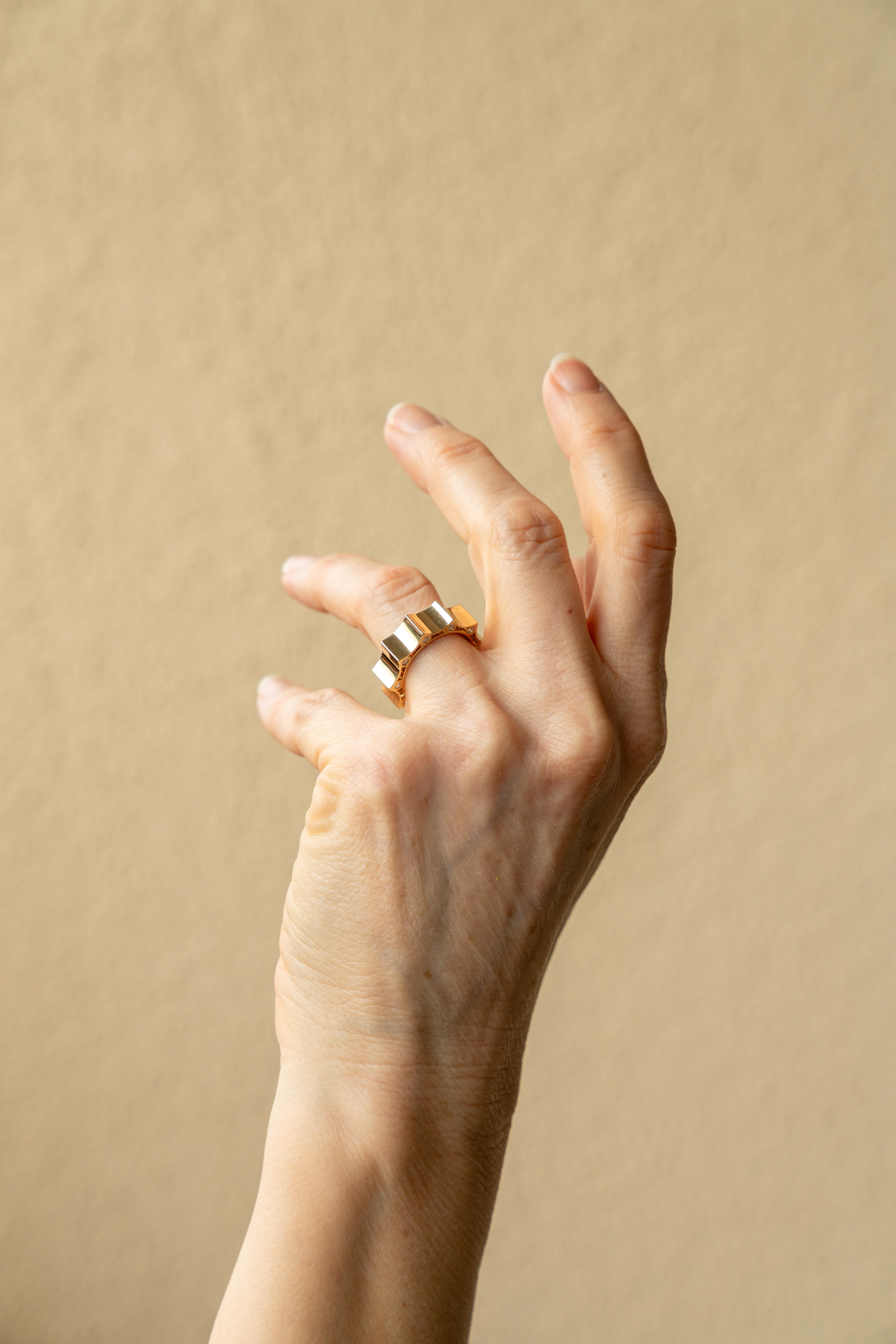Taille ronde Bague jonc en or jaune 18 carats avec diamant blanc 0,31 carat, fabriquée en Italie en vente