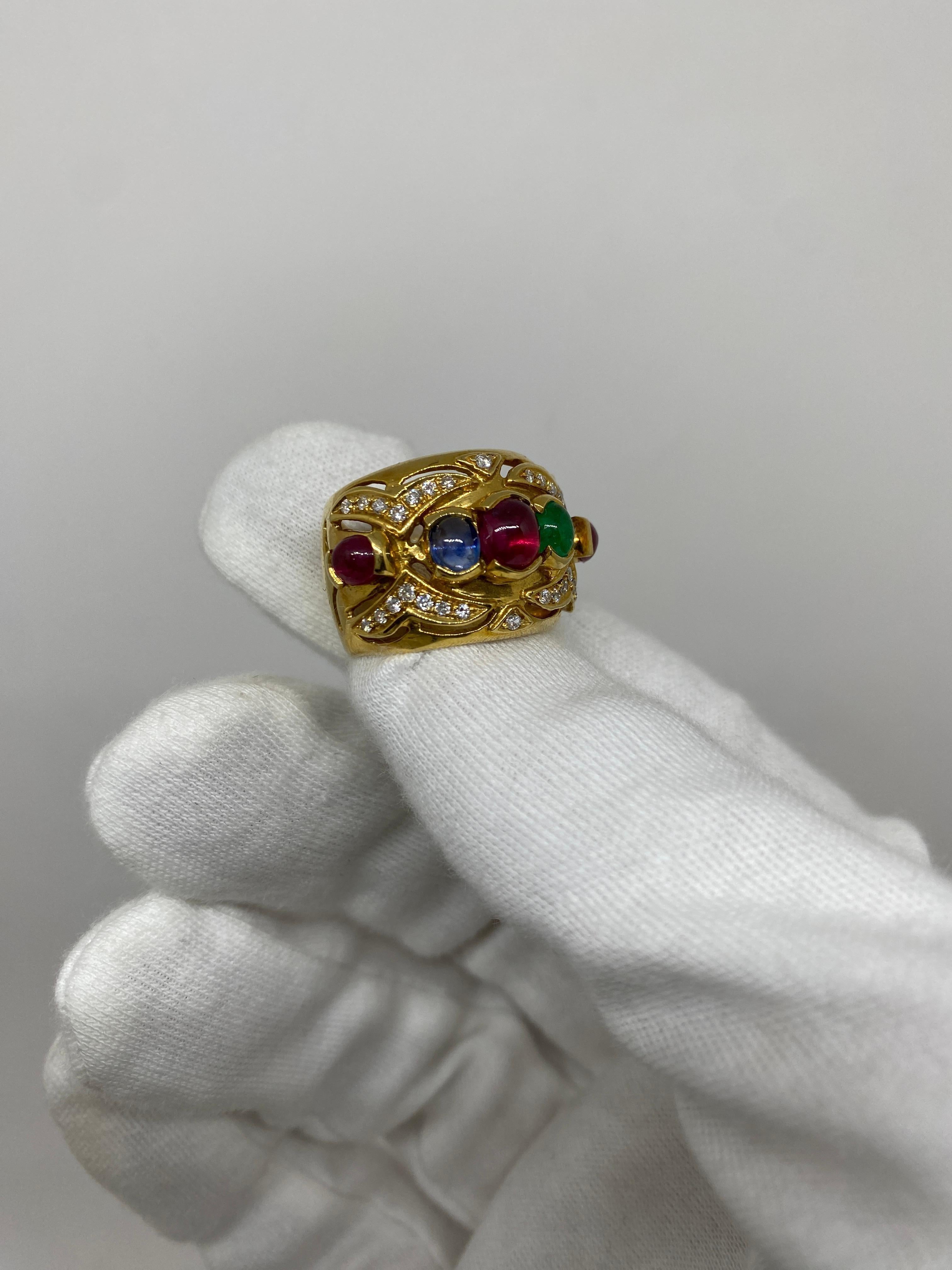 18Kt Yellow Gold Band Ring Natural Cabochon-Cut Sapphires, Emeralds, & Rubies In Excellent Condition For Sale In Bergamo, BG