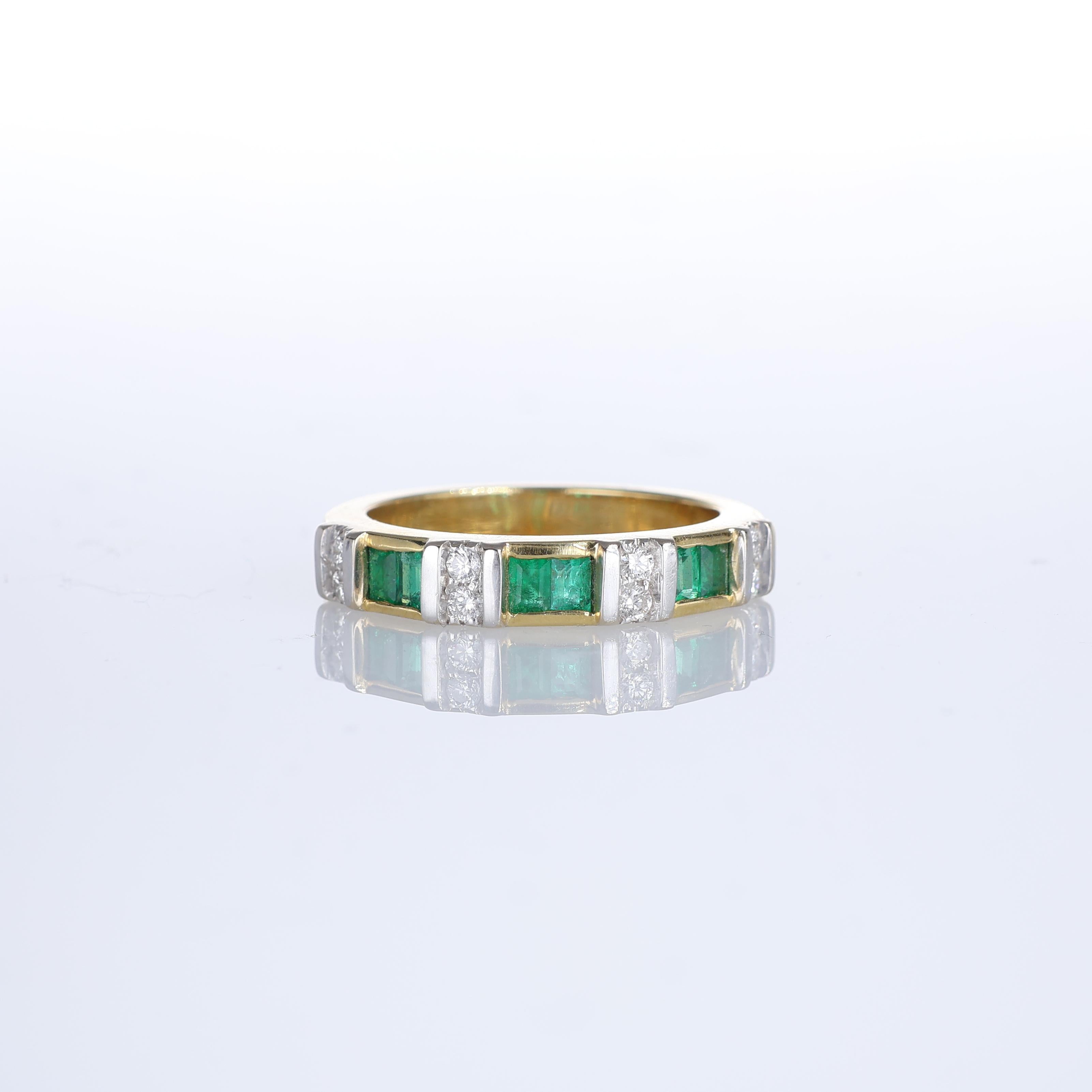 NOTE IMPORTANTE :
✔ Aucun coût supplémentaire ne sera ajouté à cette commande.
✔ Les frais d'expédition et de douane sont entièrement à notre charge.
--------------------
Une bague sophistiquée en or jaune 18kt présentant une alternance d'émeraudes