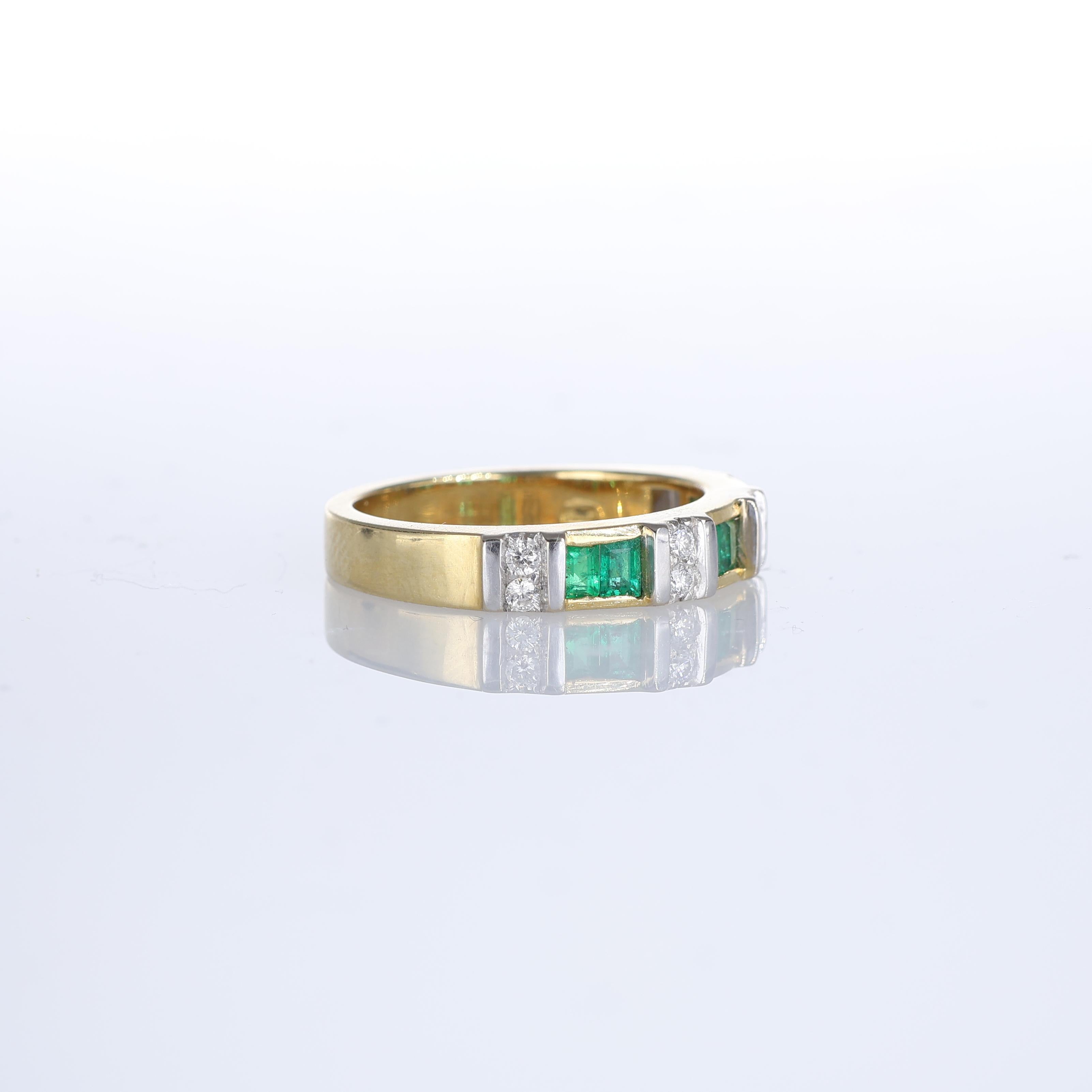 Taille brillant Bague en or jaune 18 carats avec alternance d'émeraudes et de diamants taillés en vente