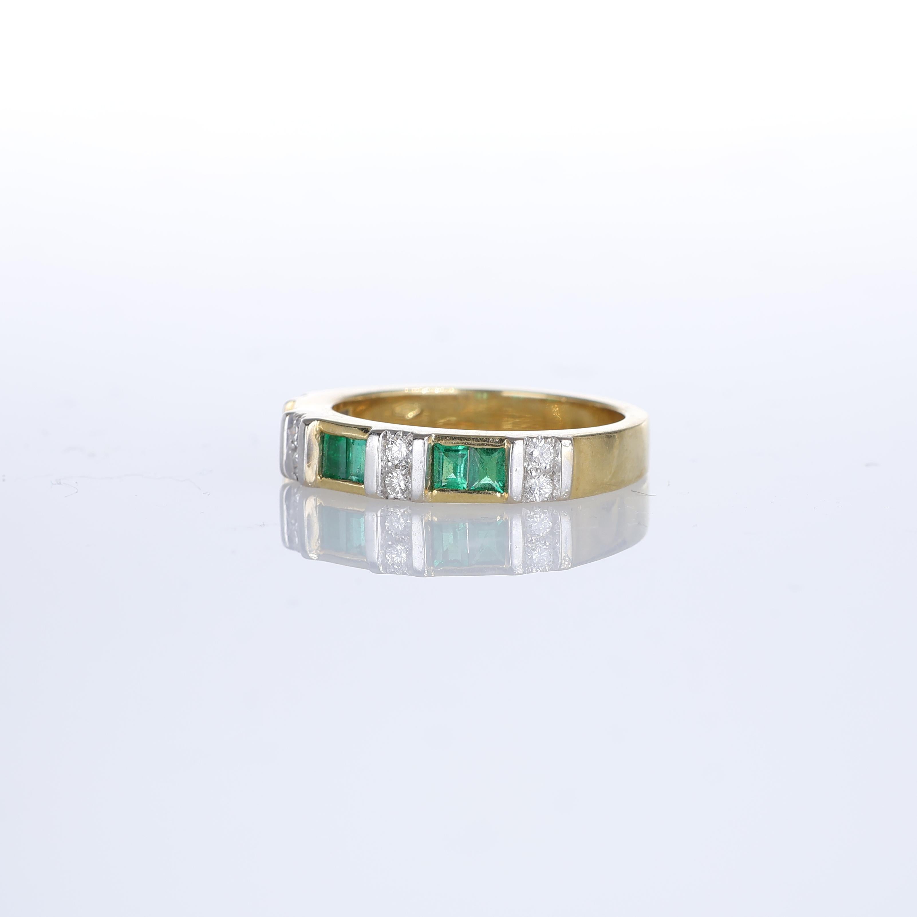 Bague en or jaune 18 carats avec alternance d'émeraudes et de diamants taillés Neuf - En vente à Bergamo, BG