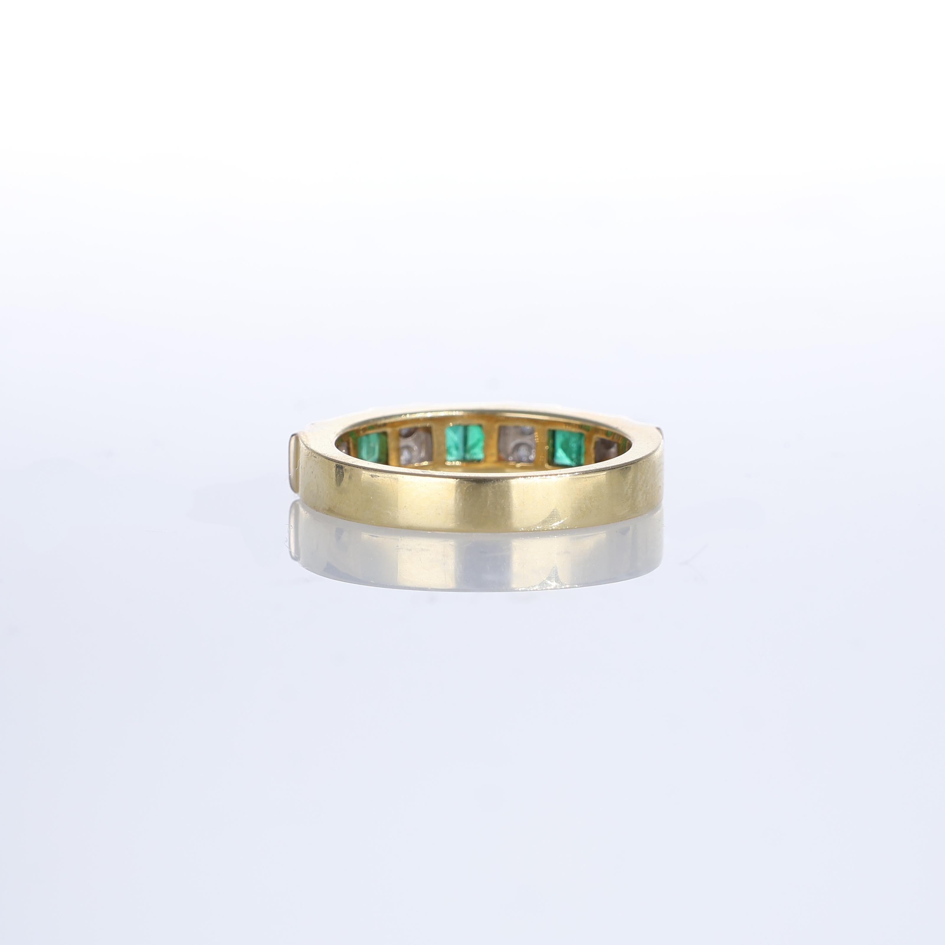Bague en or jaune 18 carats avec alternance d'émeraudes et de diamants taillés Unisexe en vente