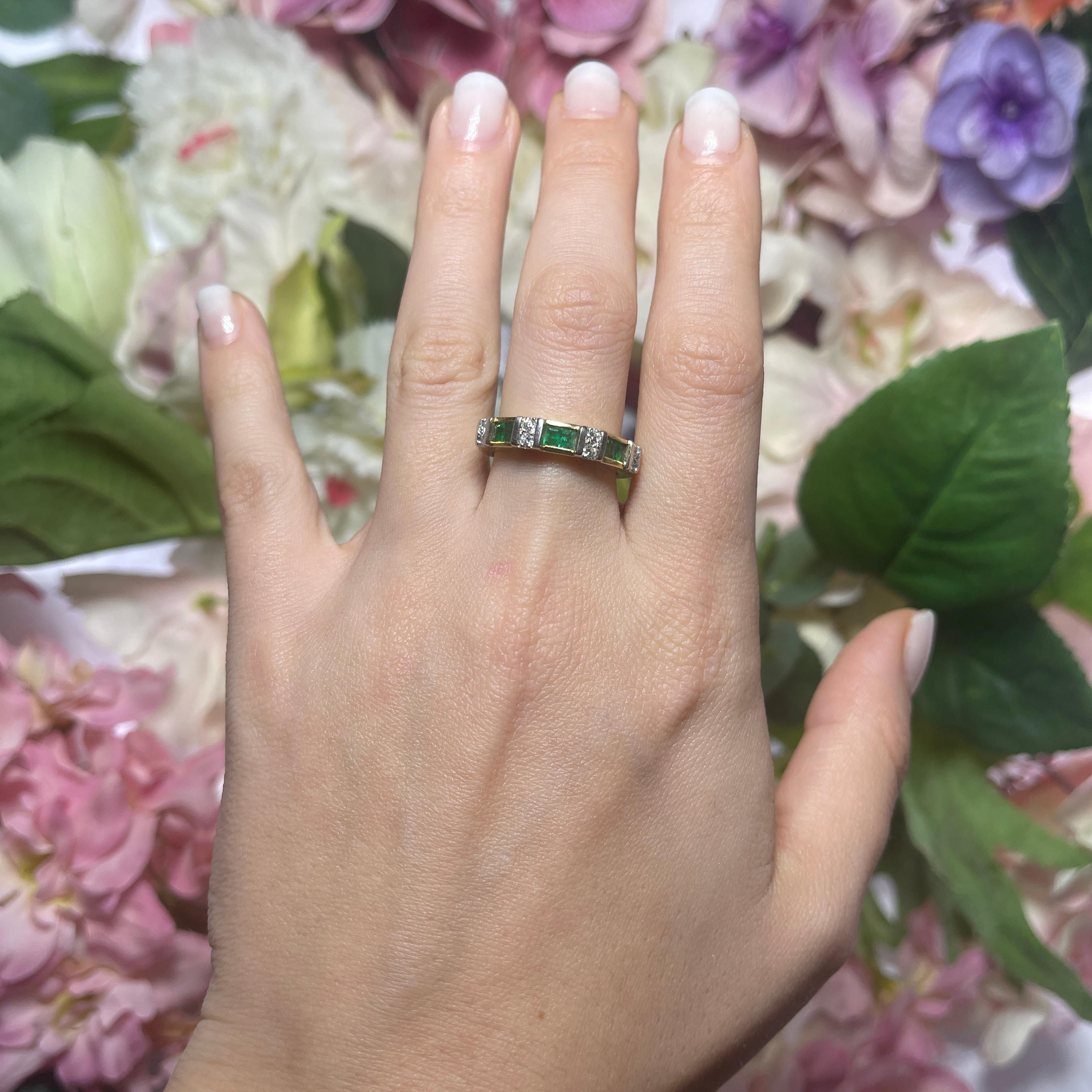 Bague en or jaune 18 carats avec alternance d'émeraudes et de diamants taillés en vente 1