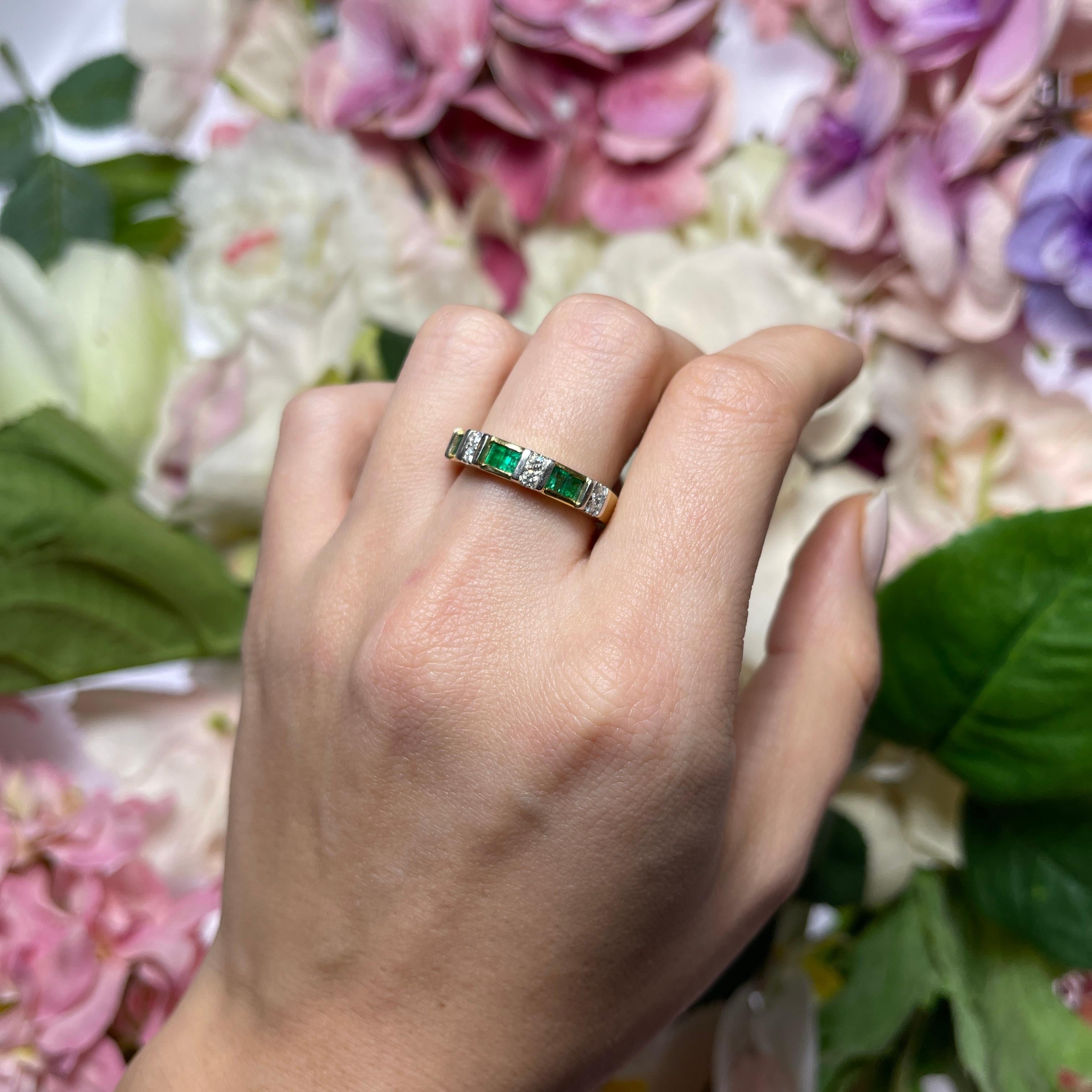 Bague en or jaune 18 carats avec alternance d'émeraudes et de diamants taillés en vente 2
