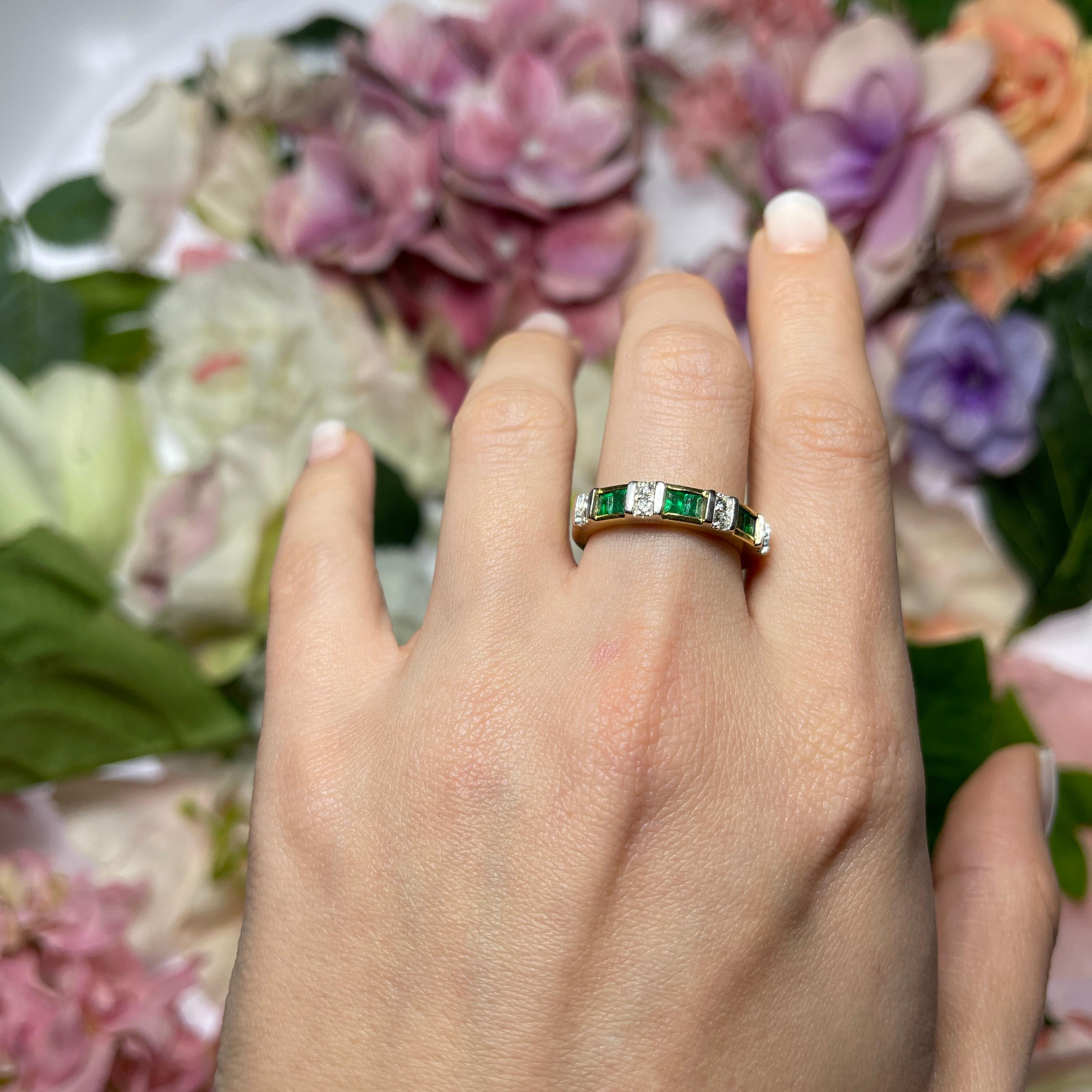 Bague en or jaune 18 carats avec alternance d'émeraudes et de diamants taillés en vente 4
