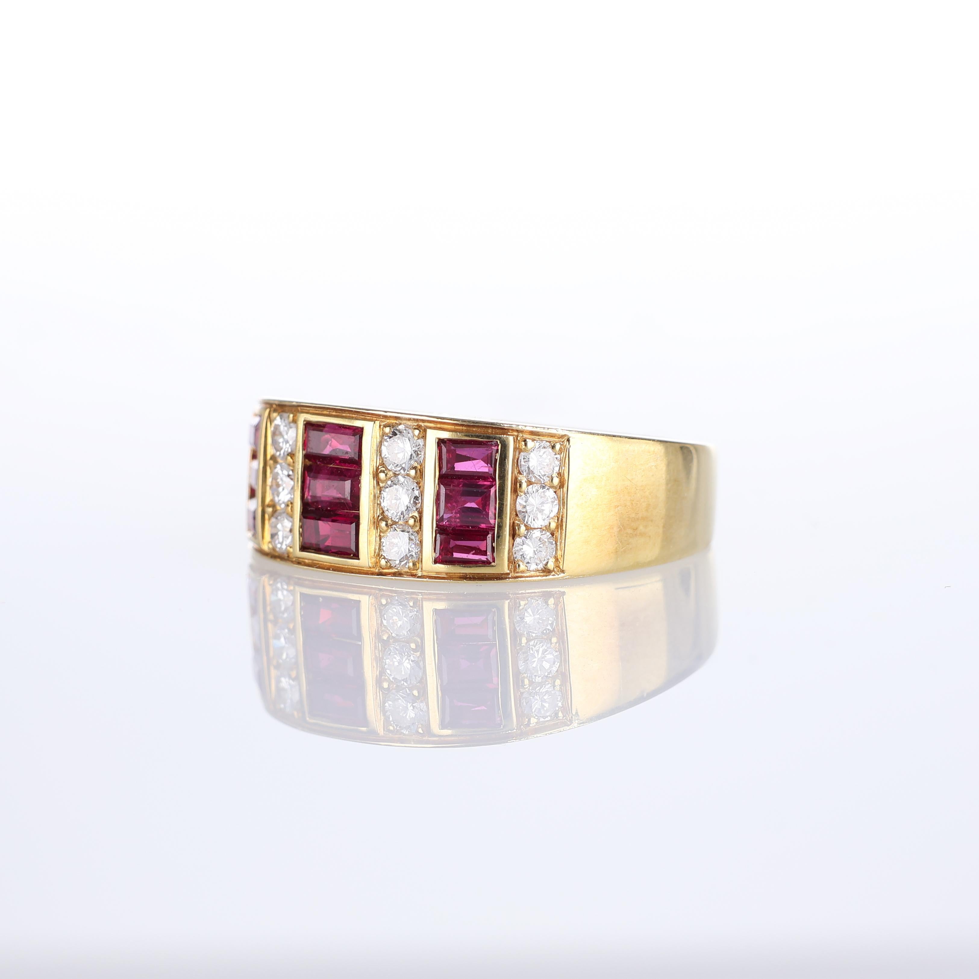 18kt Yellow Gold Band Ring with Baguette Rubies and Diamonds In New Condition For Sale In Bergamo, BG