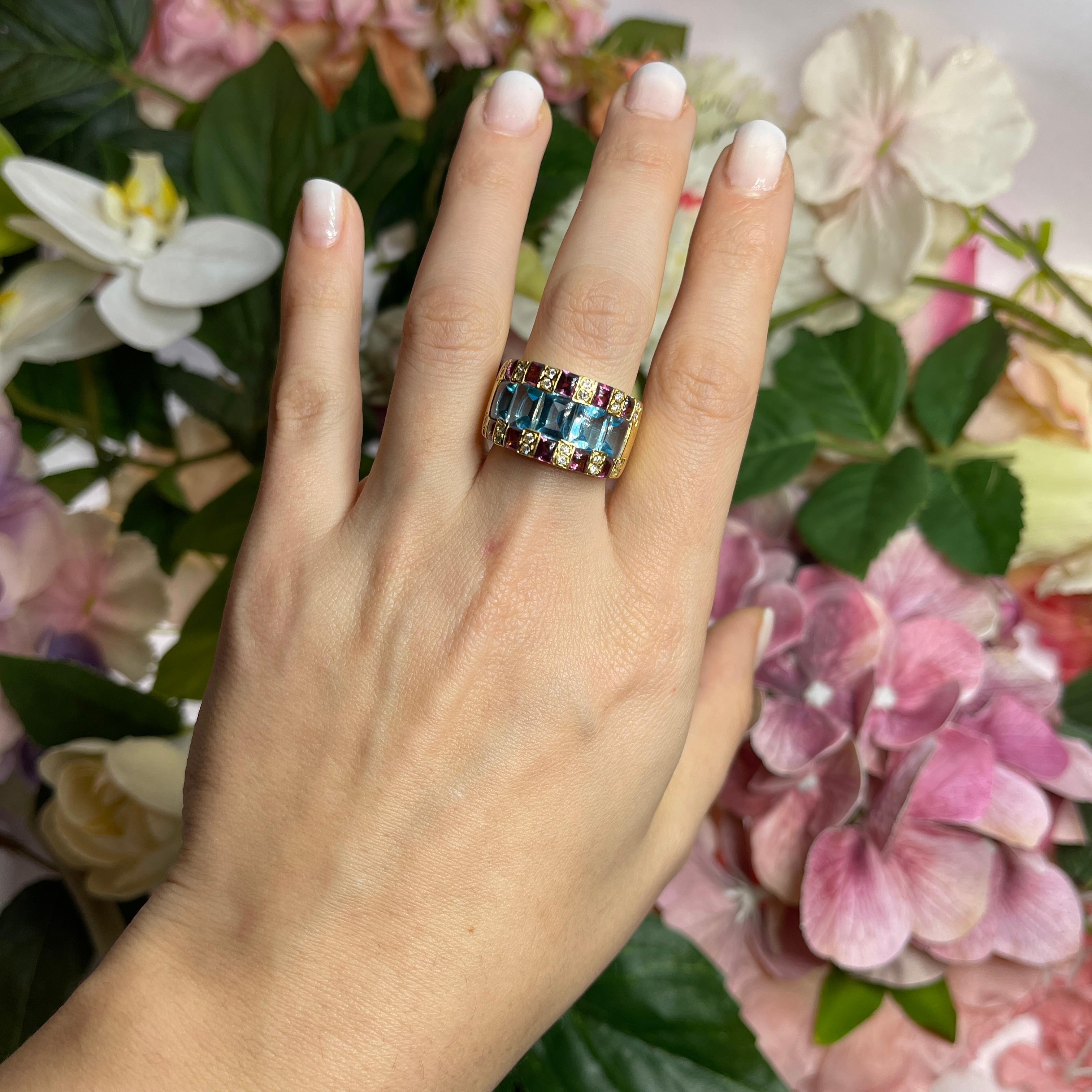 Bague en or jaune 18 carats avec topazes bleues, rhodolites et diamants en vente 1