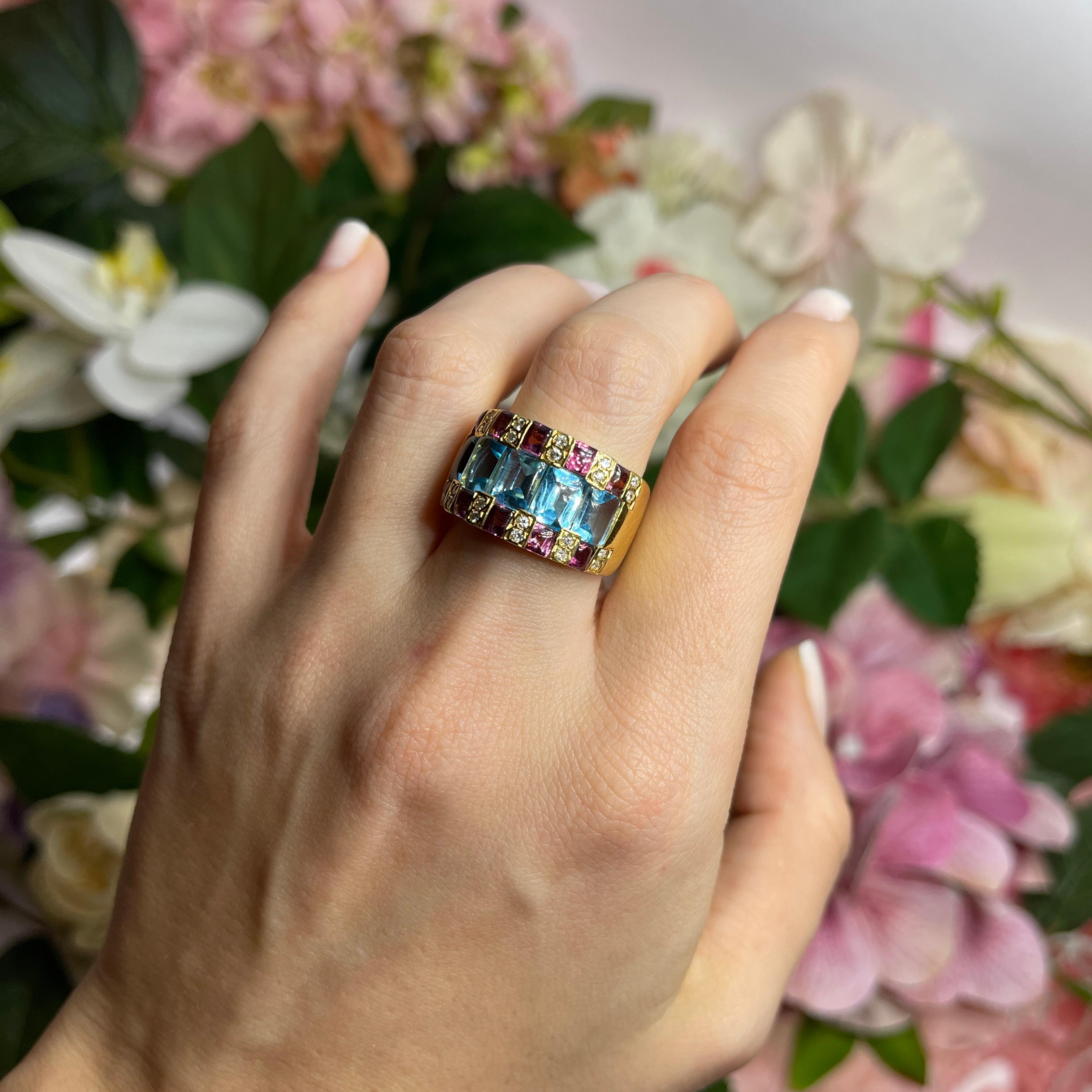 Bague en or jaune 18 carats avec topazes bleues, rhodolites et diamants en vente 2