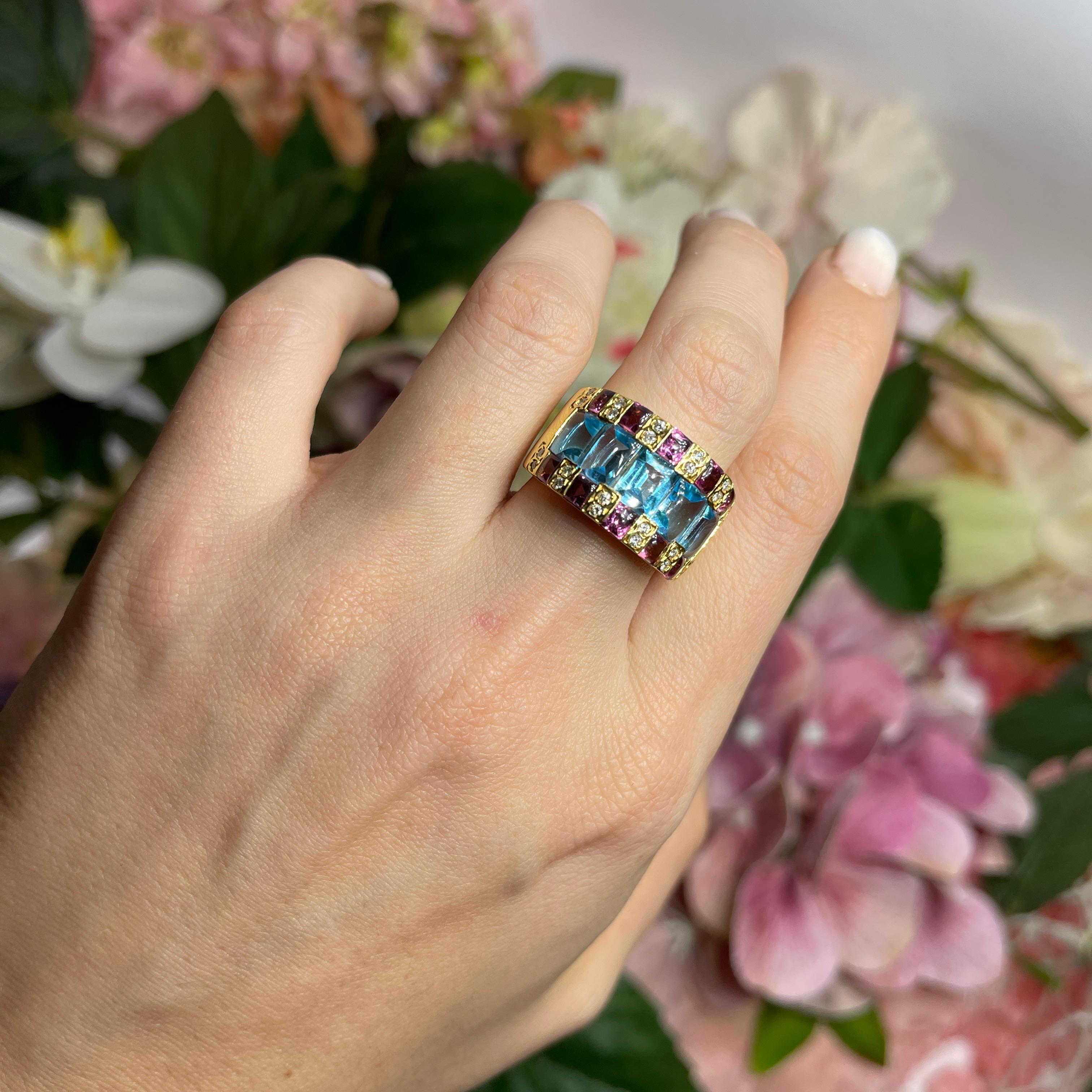 Bague en or jaune 18 carats avec topazes bleues, rhodolites et diamants en vente 3