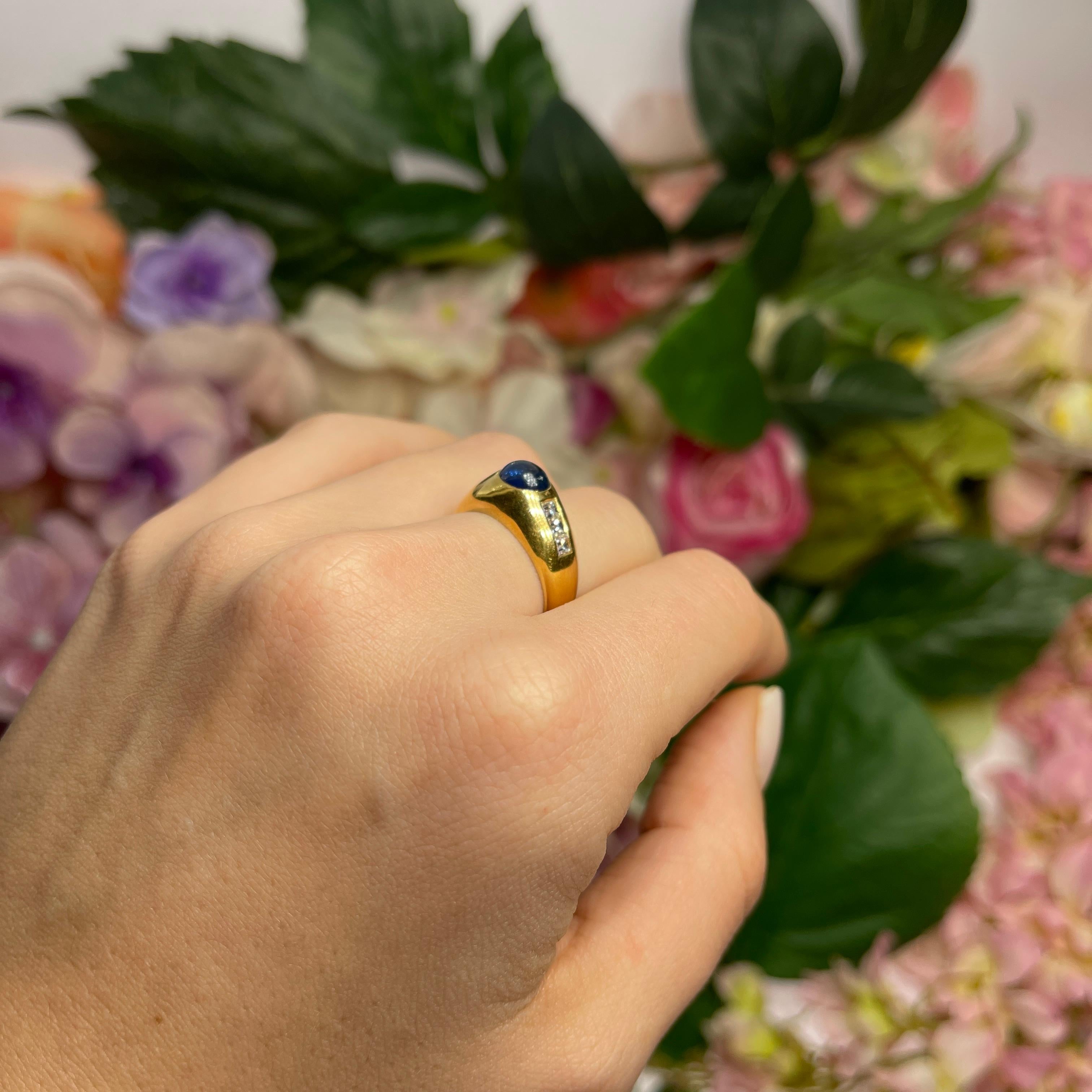 18kt Yellow Gold Band Ring with Cabochon Sapphire and Baguette Diamonds For Sale 5