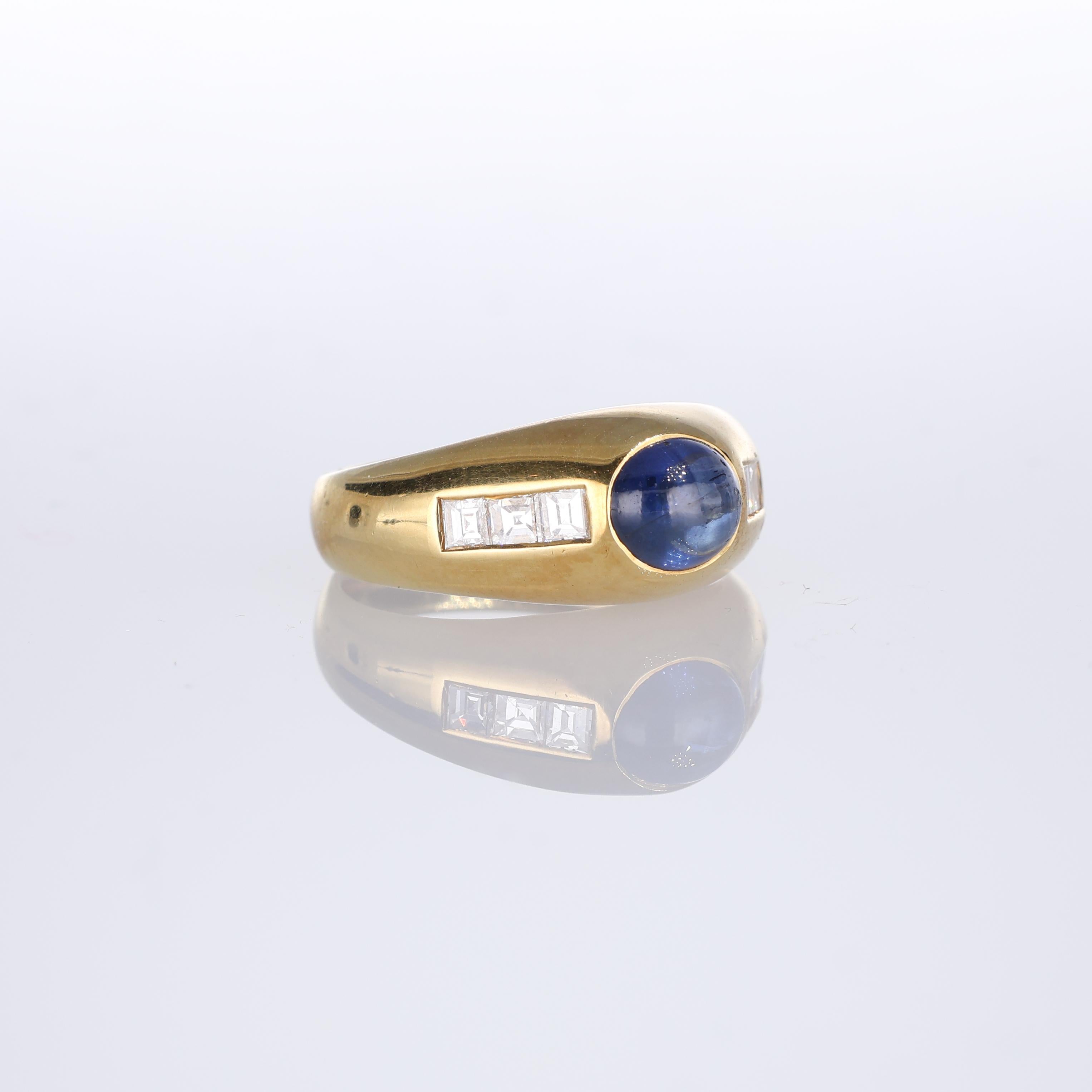Brilliant Cut 18kt Yellow Gold Band Ring with Cabochon Sapphire and Baguette Diamonds For Sale
