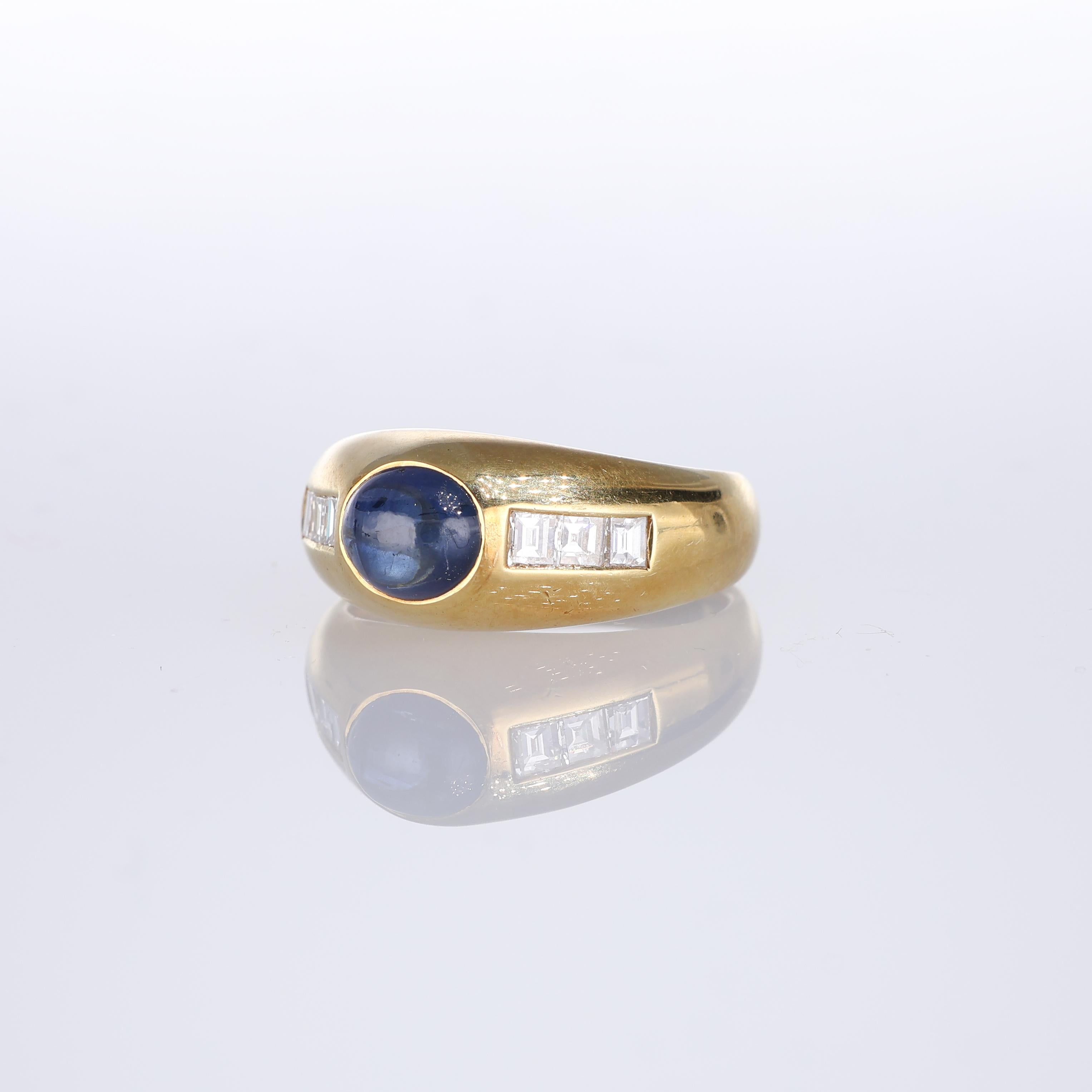 18kt Yellow Gold Band Ring with Cabochon Sapphire and Baguette Diamonds In New Condition For Sale In Bergamo, BG