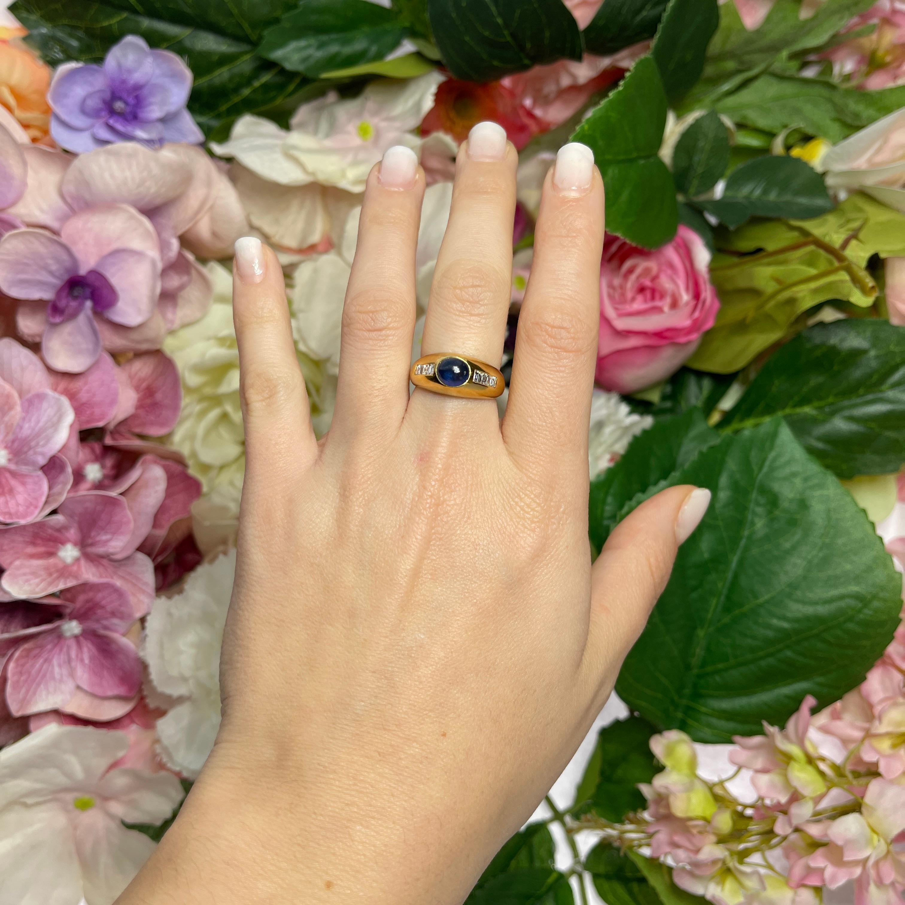 18kt Yellow Gold Band Ring with Cabochon Sapphire and Baguette Diamonds For Sale 1