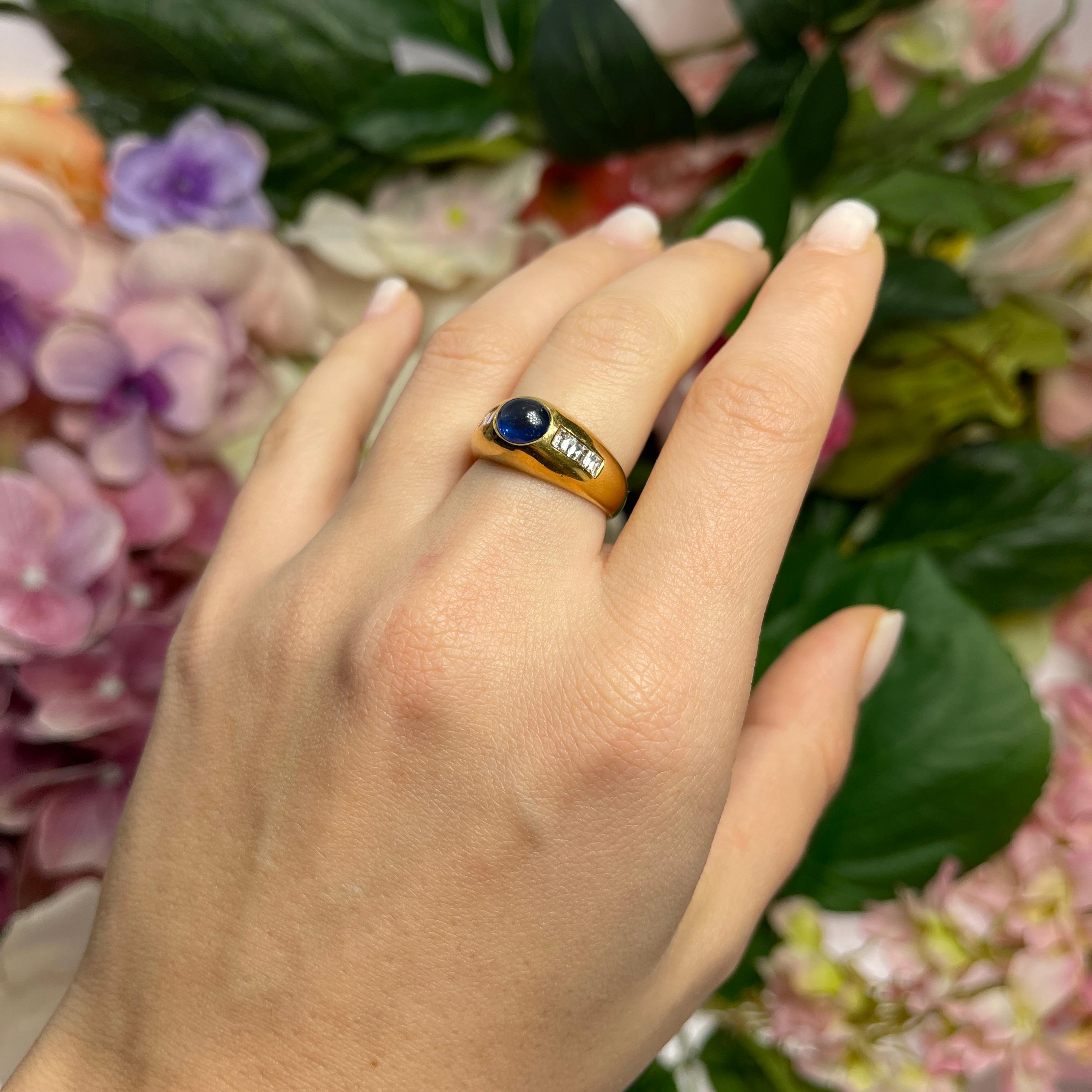 18kt Yellow Gold Band Ring with Cabochon Sapphire and Baguette Diamonds For Sale 2
