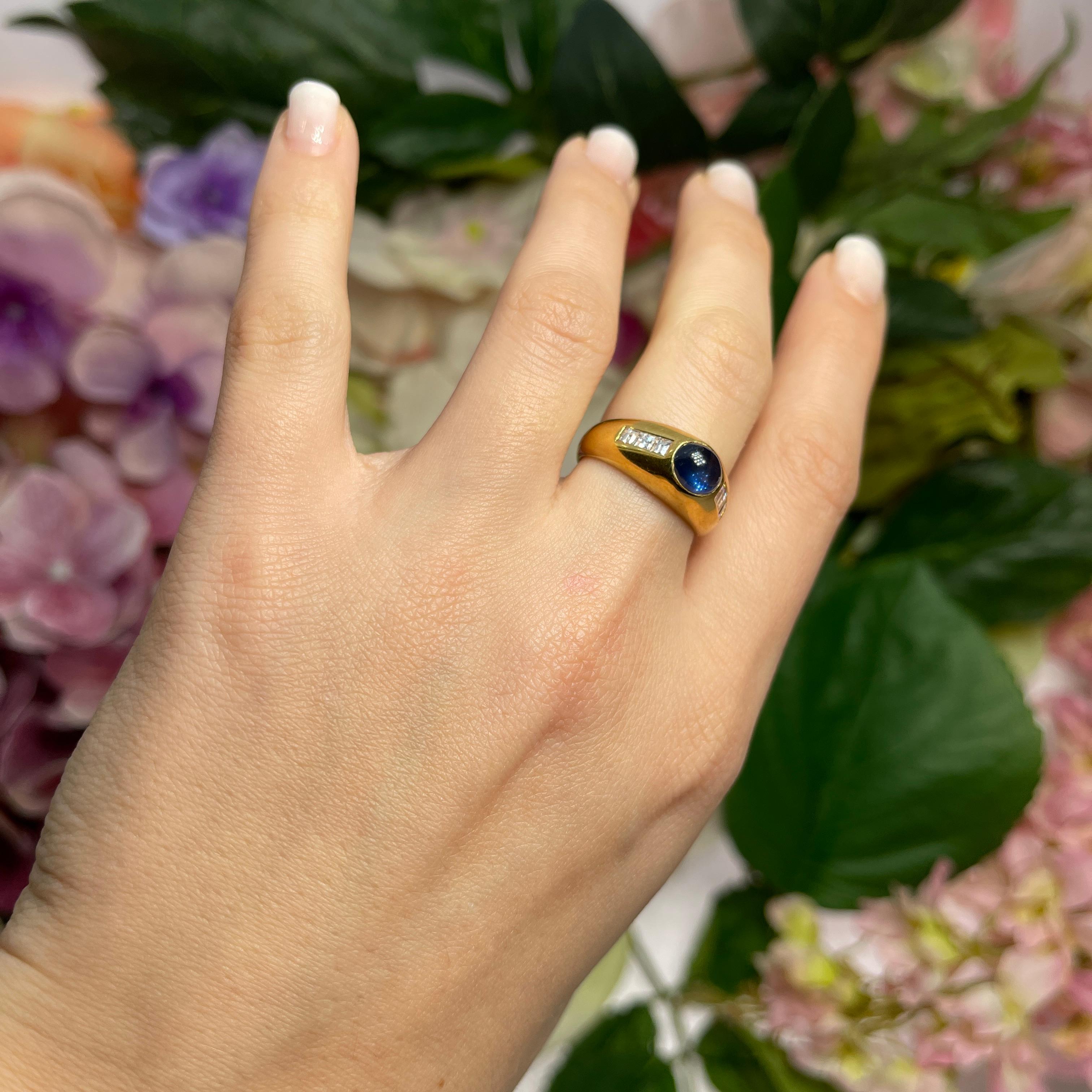 18kt Yellow Gold Band Ring with Cabochon Sapphire and Baguette Diamonds For Sale 3