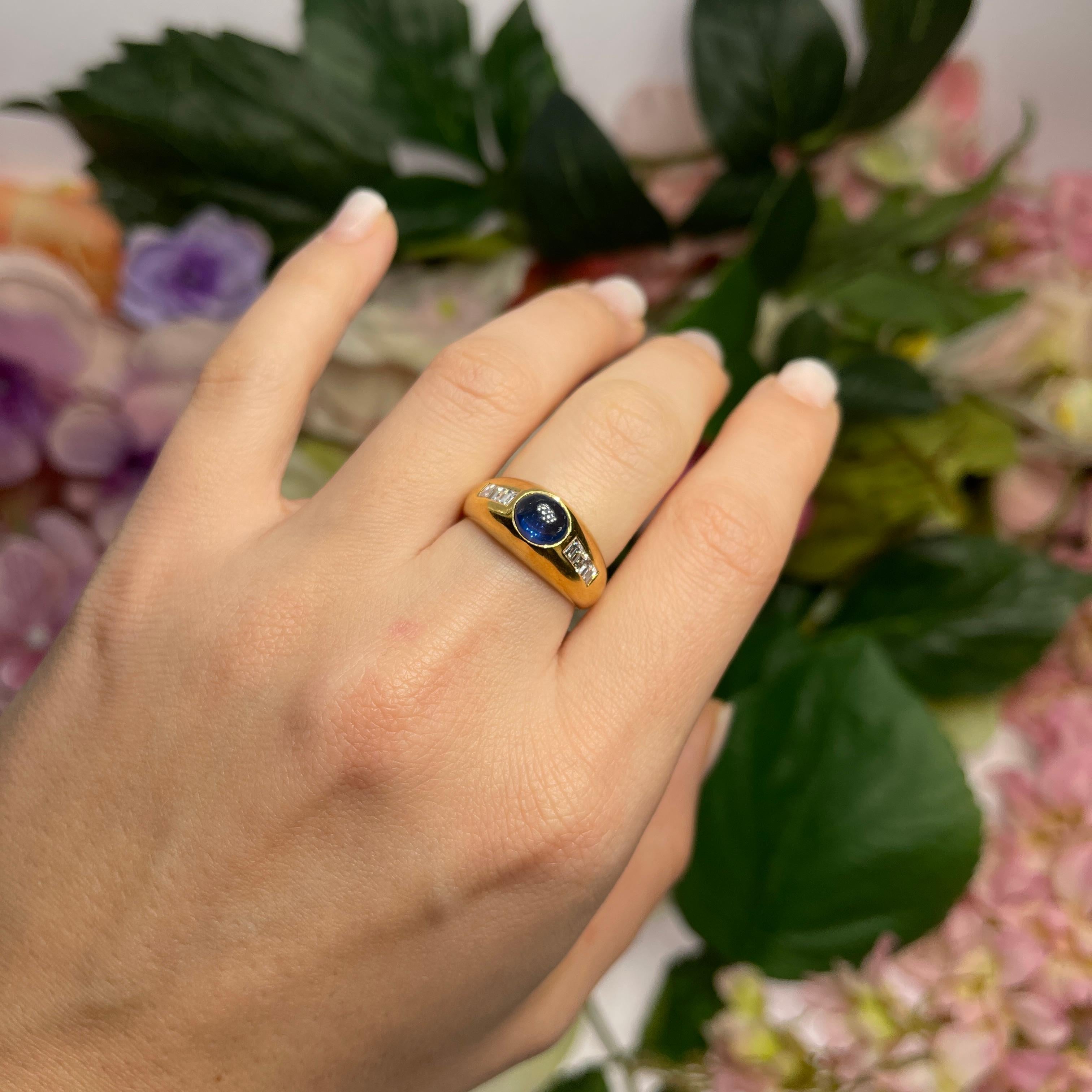 18kt Yellow Gold Band Ring with Cabochon Sapphire and Baguette Diamonds For Sale 4
