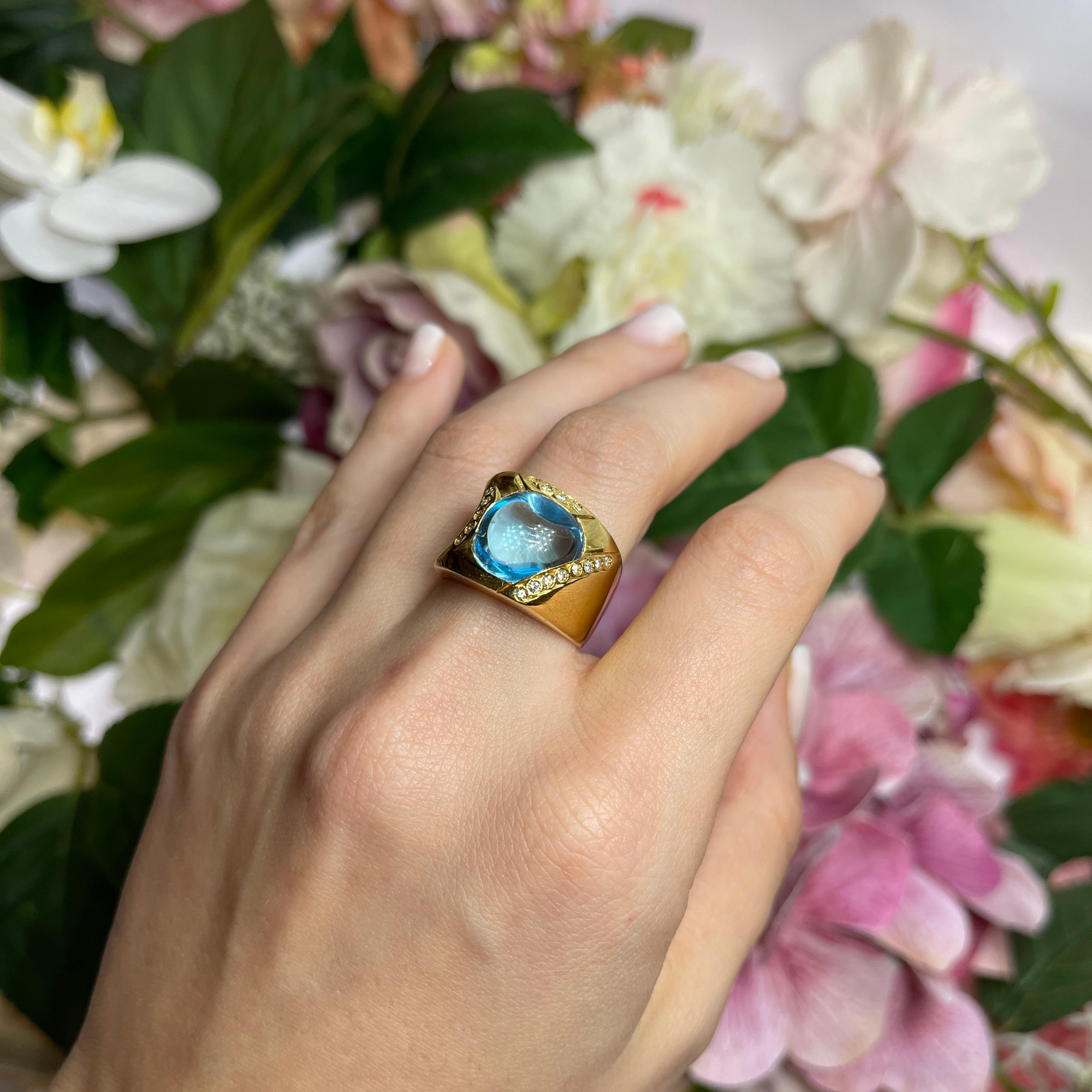 Anello a fascia in oro giallo 18kt con topazio cabochon e accenti di diamante in vendita 2