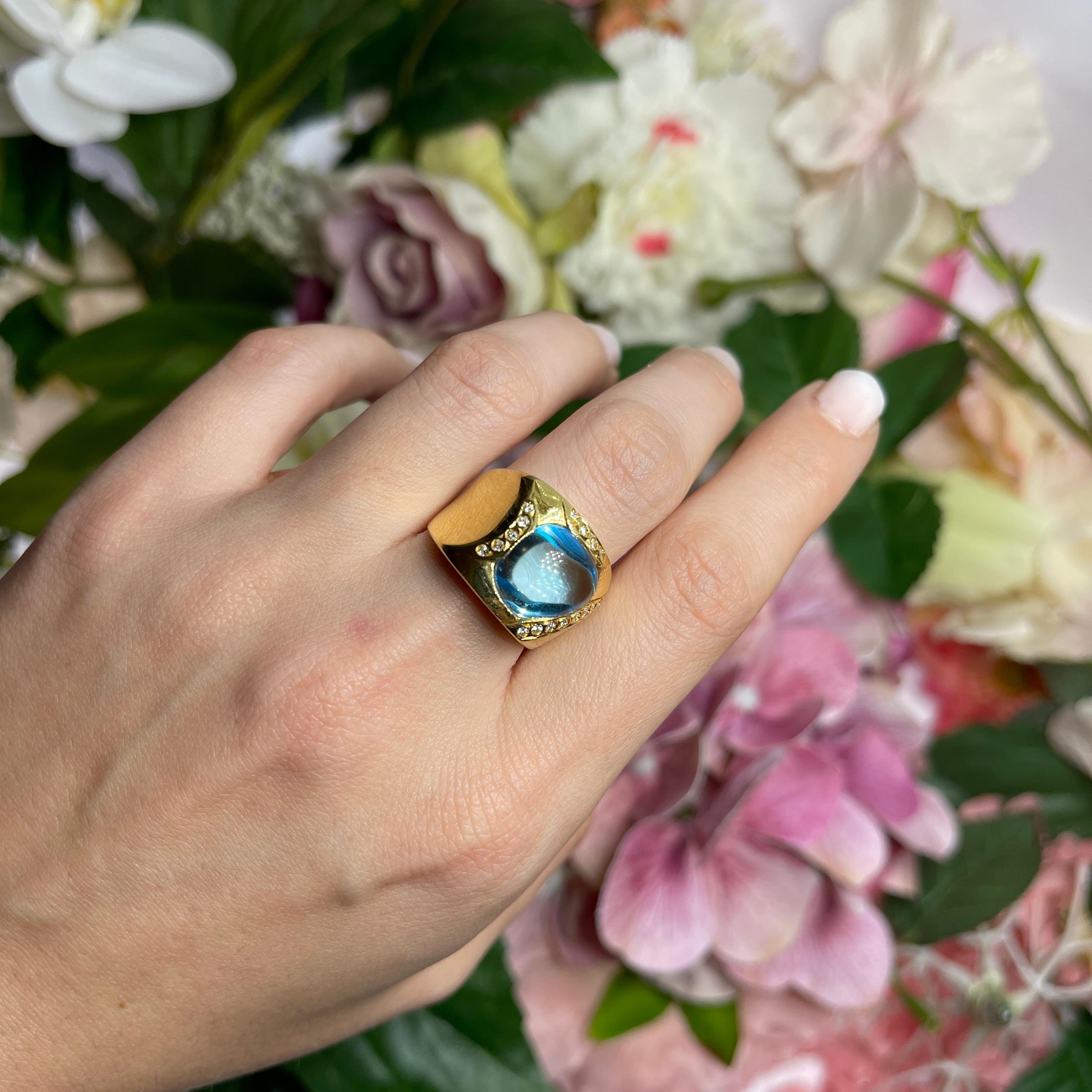 Anello a fascia in oro giallo 18kt con topazio cabochon e accenti di diamante in vendita 3