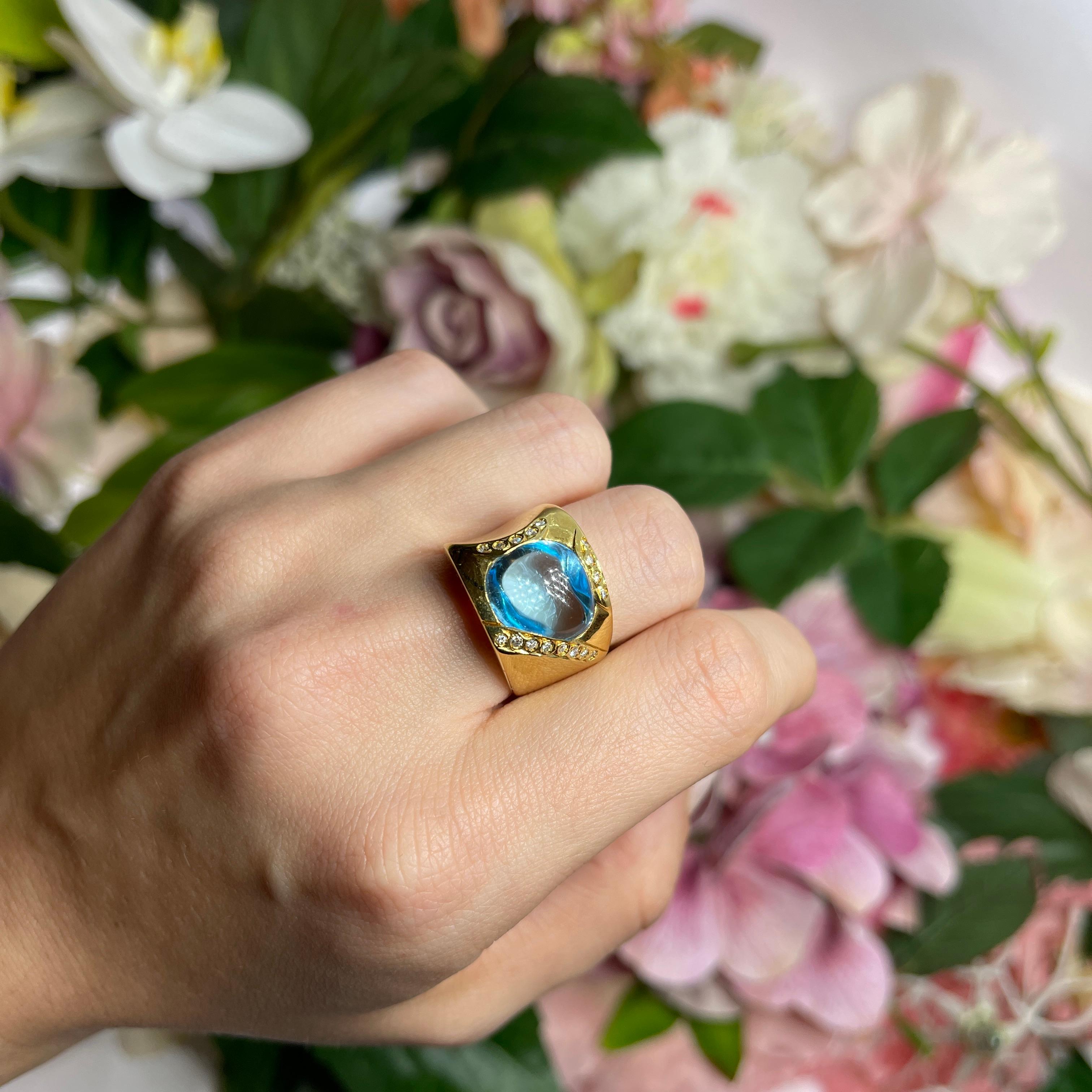 Anello a fascia in oro giallo 18kt con topazio cabochon e accenti di diamante in vendita 4