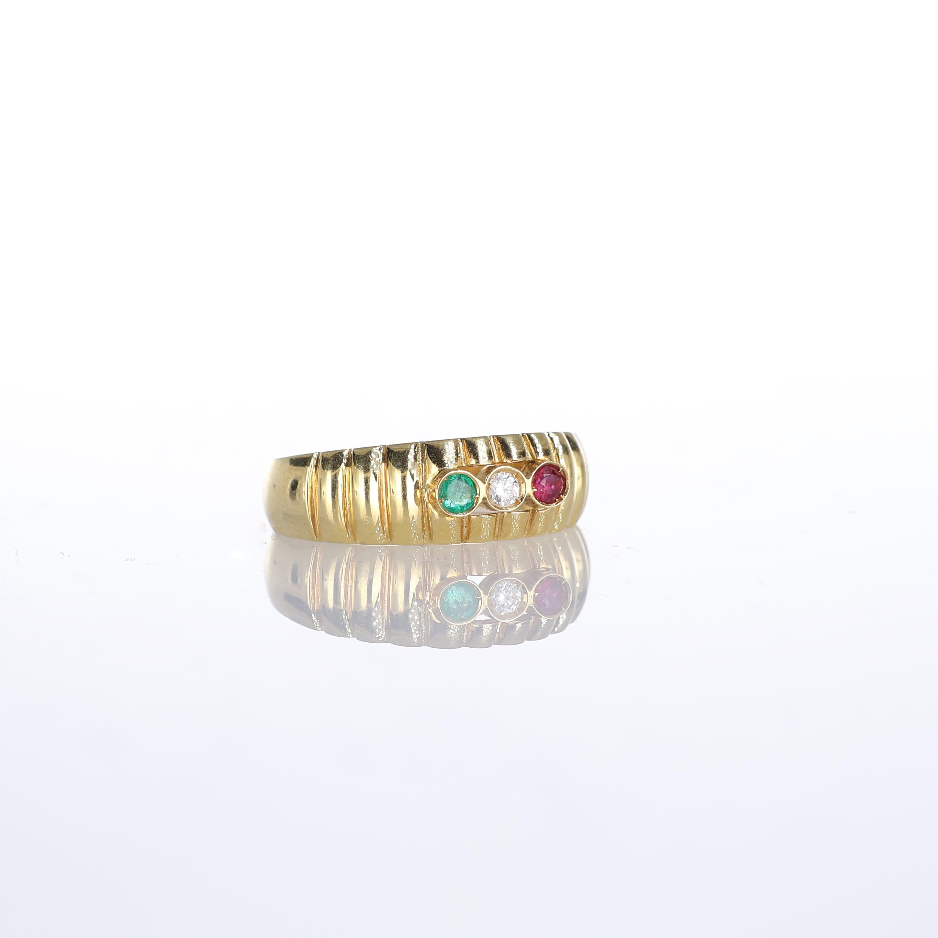 Anillo de oro amarillo de 18 quilates con diamante, rubí y esmeralda Corte brillante en venta