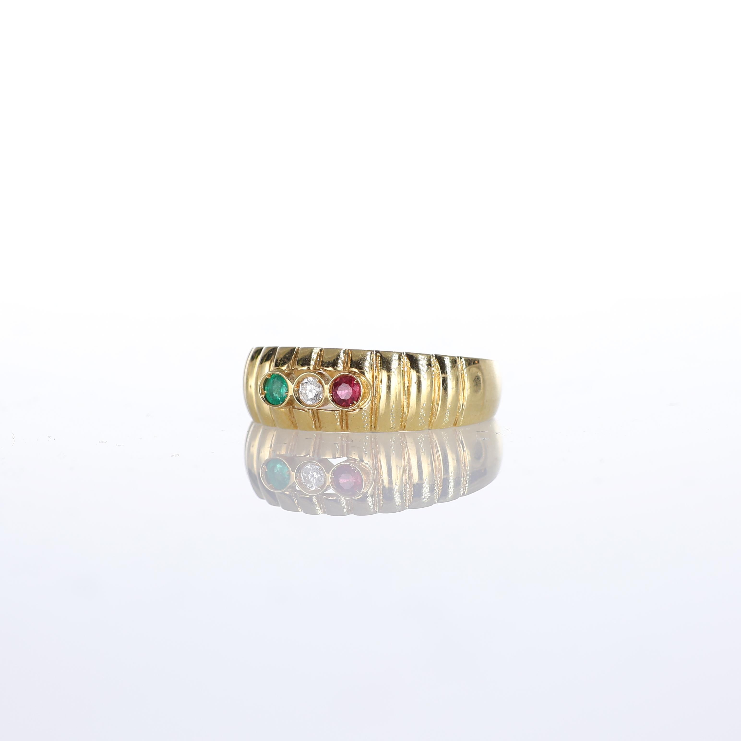 Anillo de oro amarillo de 18 quilates con diamante, rubí y esmeralda en Nuevo estado para la venta en Bergamo, BG