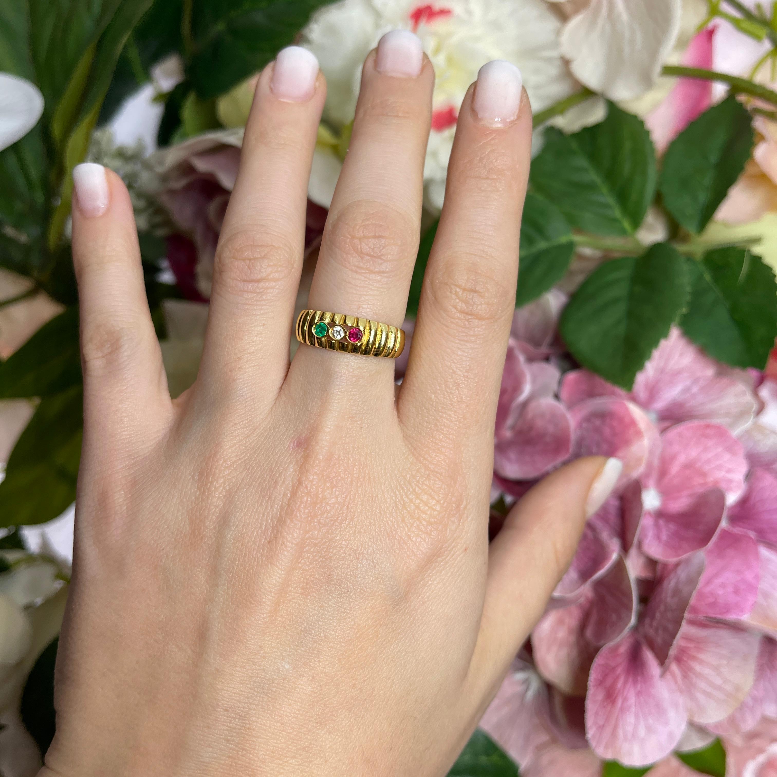 Anillo de oro amarillo de 18 quilates con diamante, rubí y esmeralda en venta 1