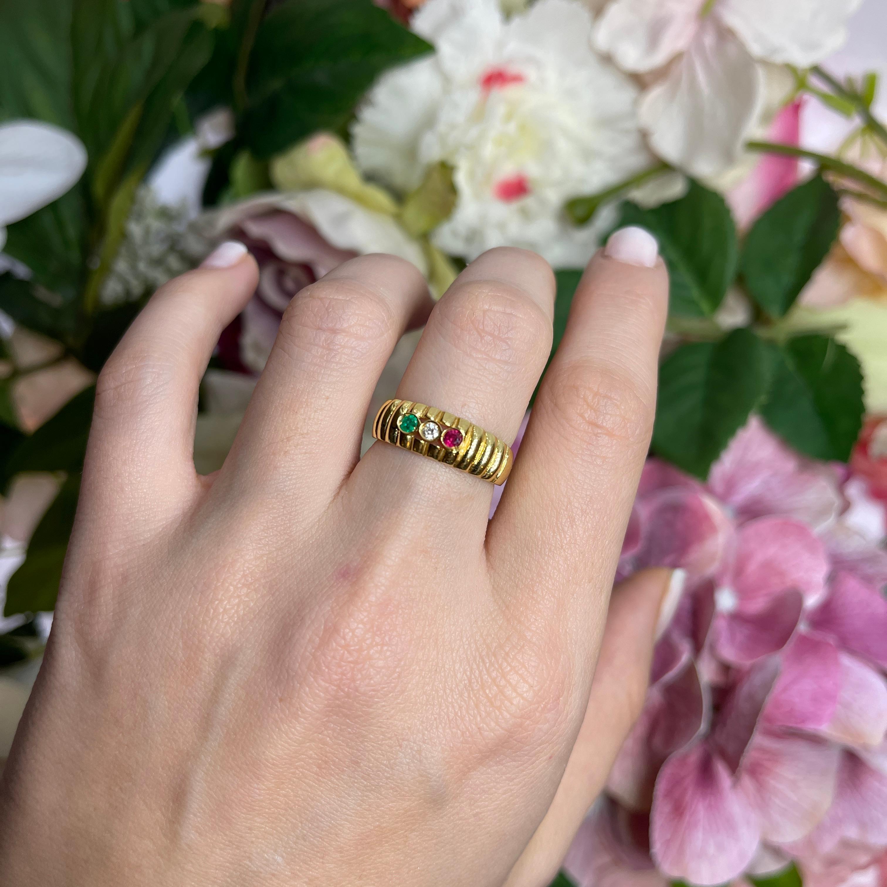Anillo de oro amarillo de 18 quilates con diamante, rubí y esmeralda en venta 2
