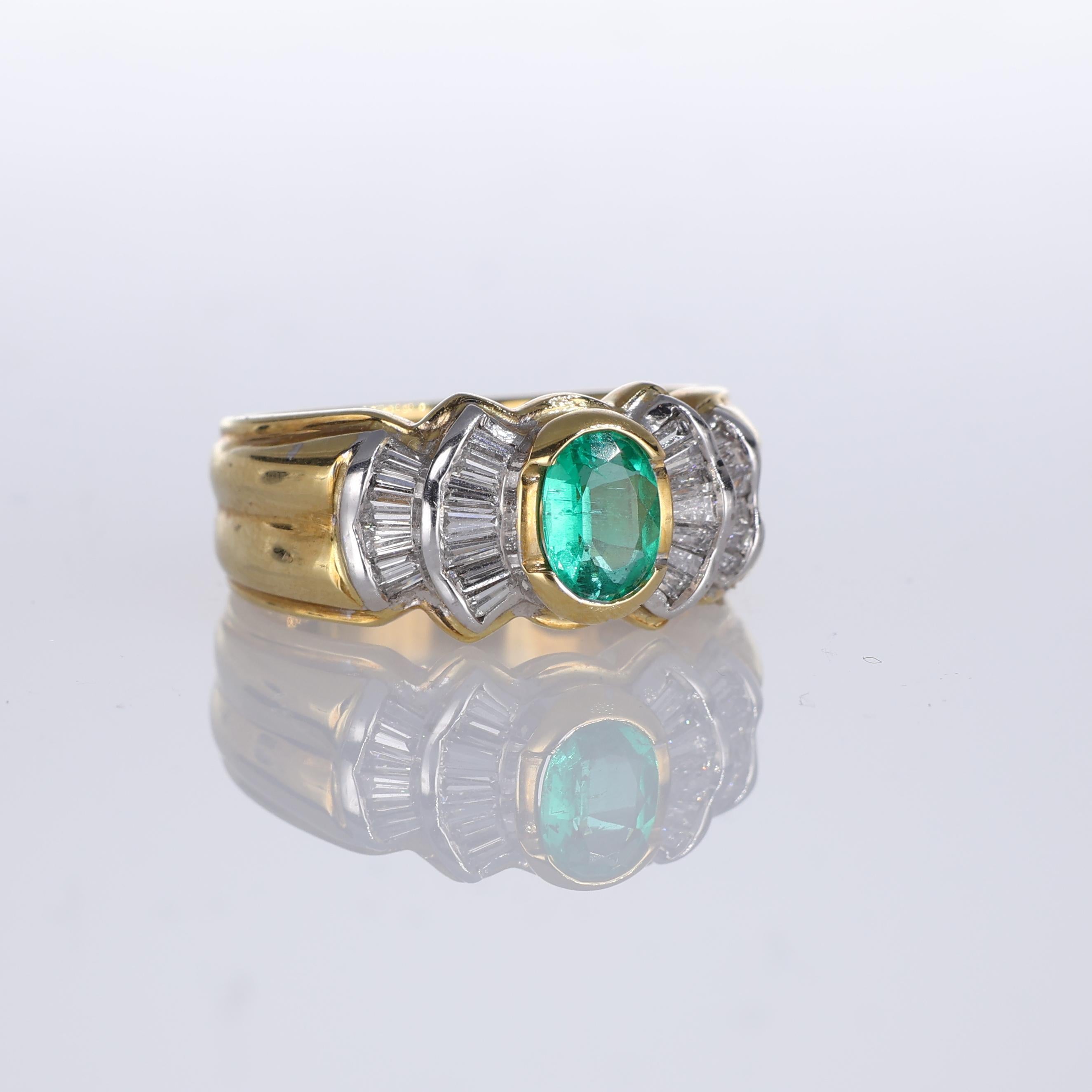 Taille brillant Bague jonc en or jaune 18 carats avec émeraudes et diamants taillés en vente
