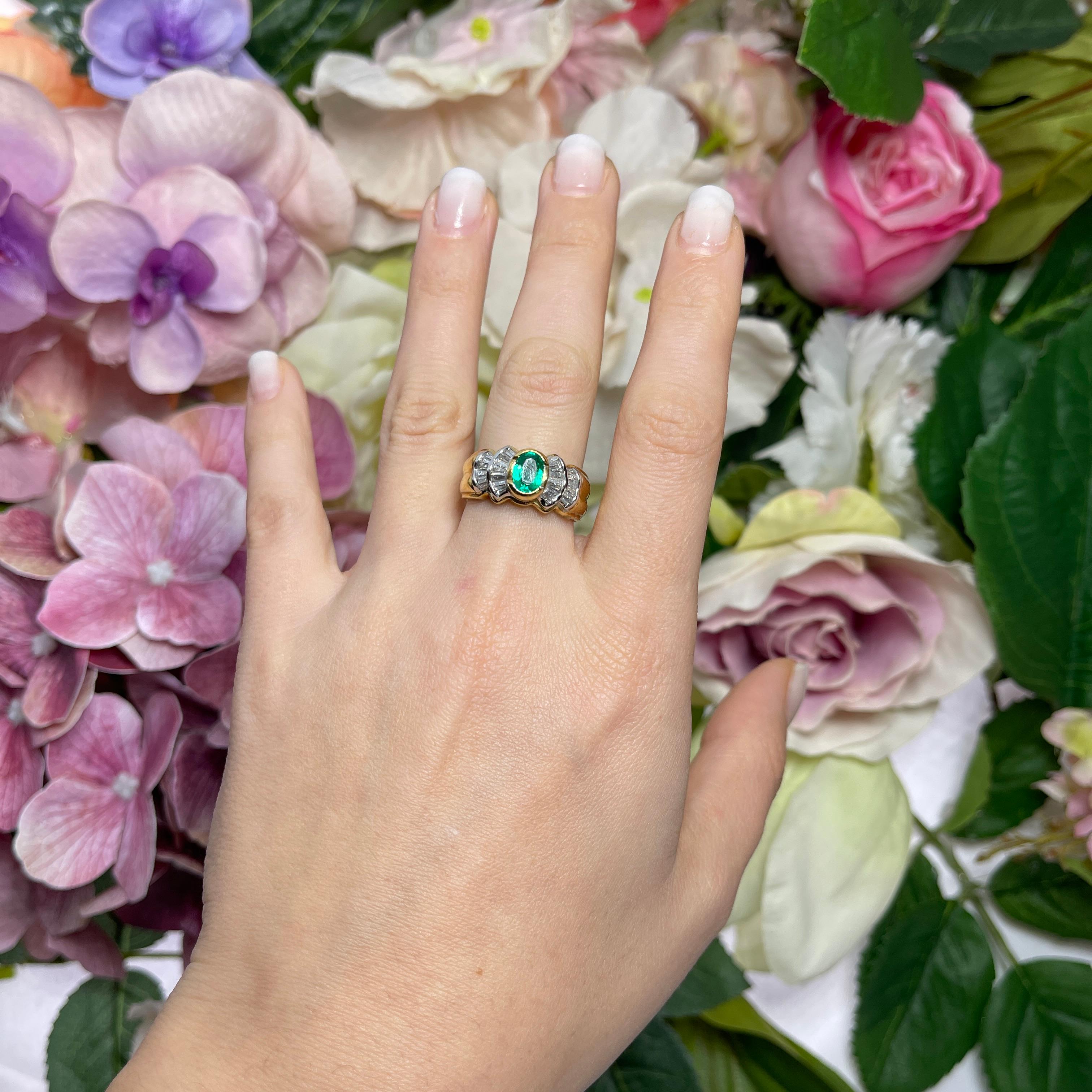 Bague jonc en or jaune 18 carats avec émeraudes et diamants taillés en vente 1