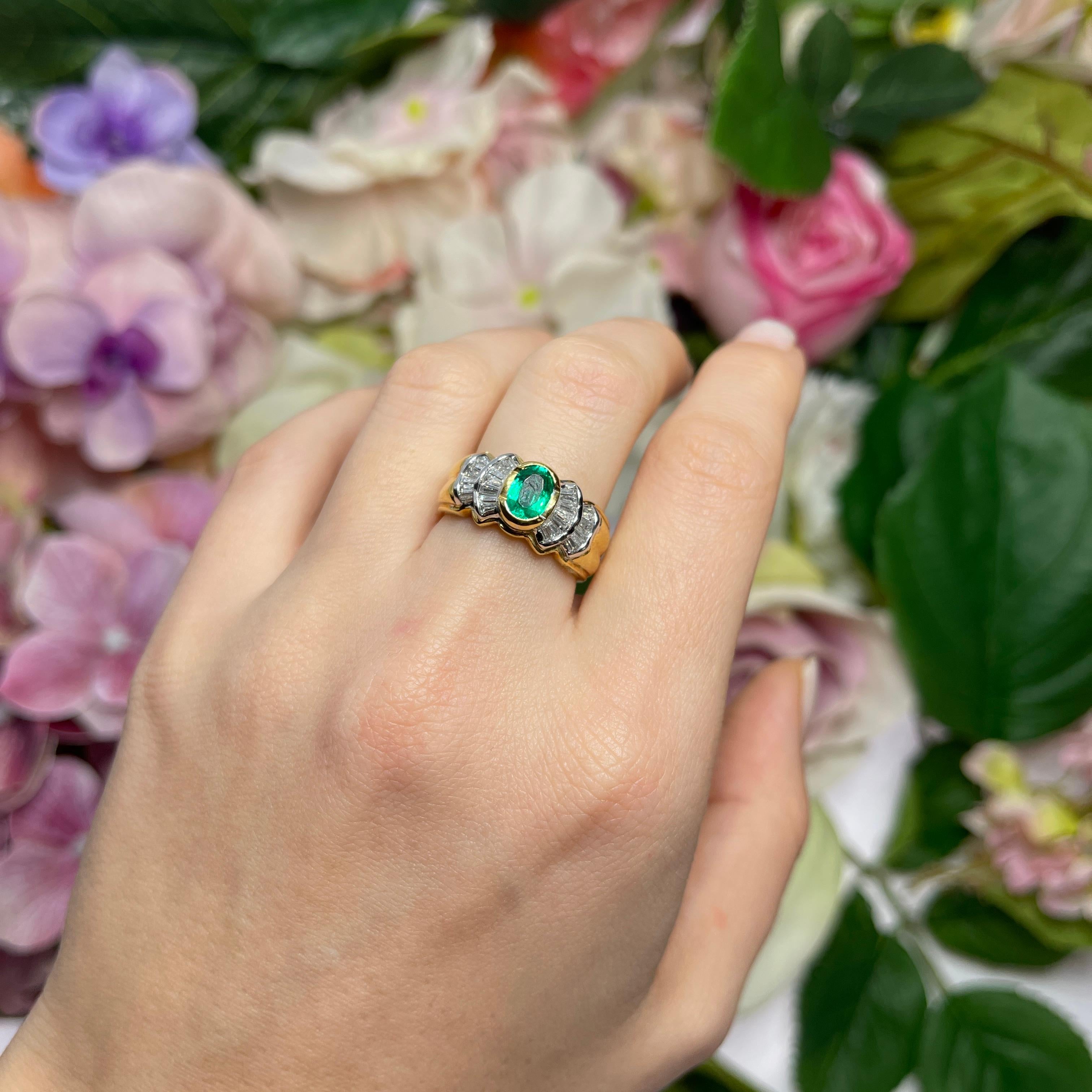 Bague jonc en or jaune 18 carats avec émeraudes et diamants taillés en vente 2
