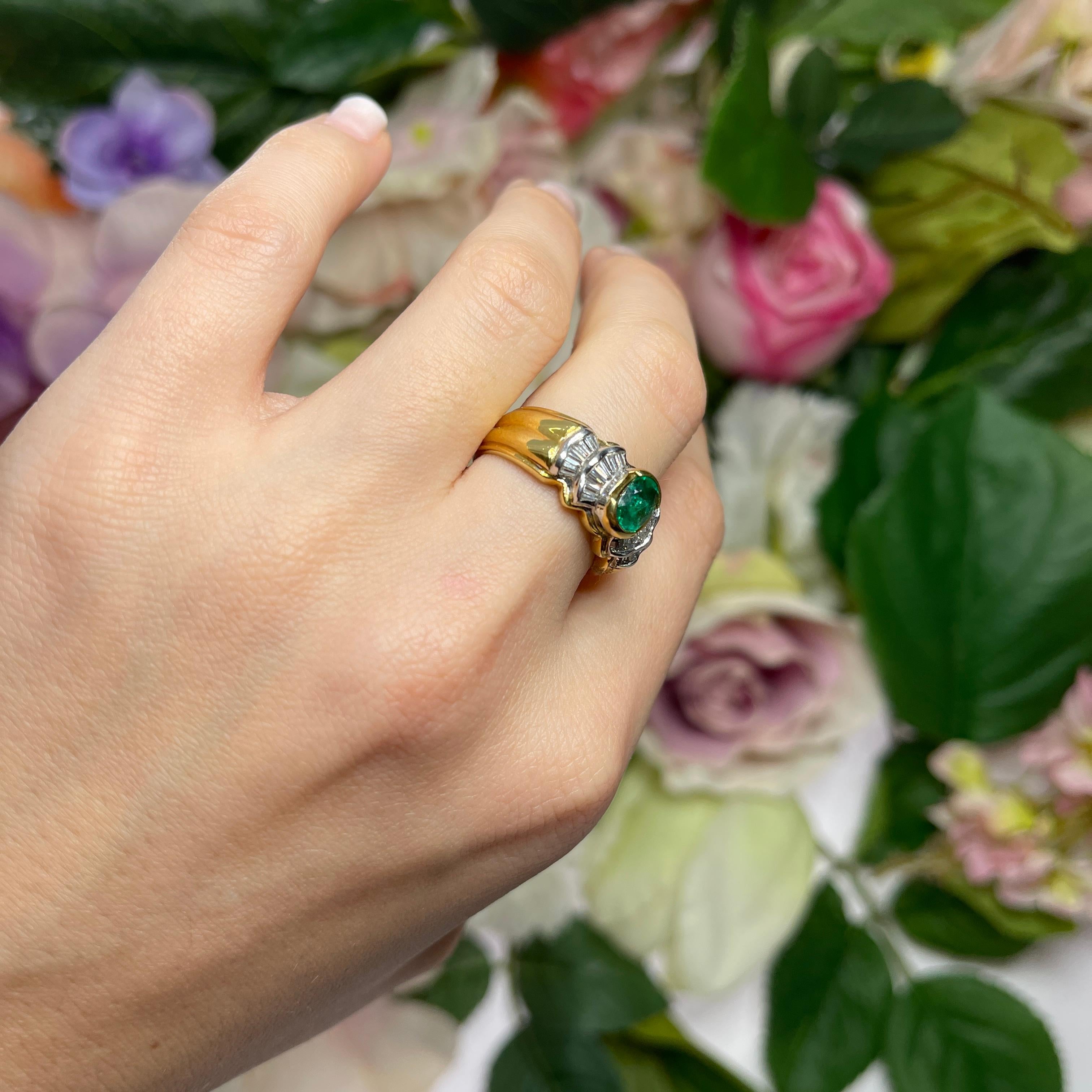 Bague jonc en or jaune 18 carats avec émeraudes et diamants taillés en vente 3