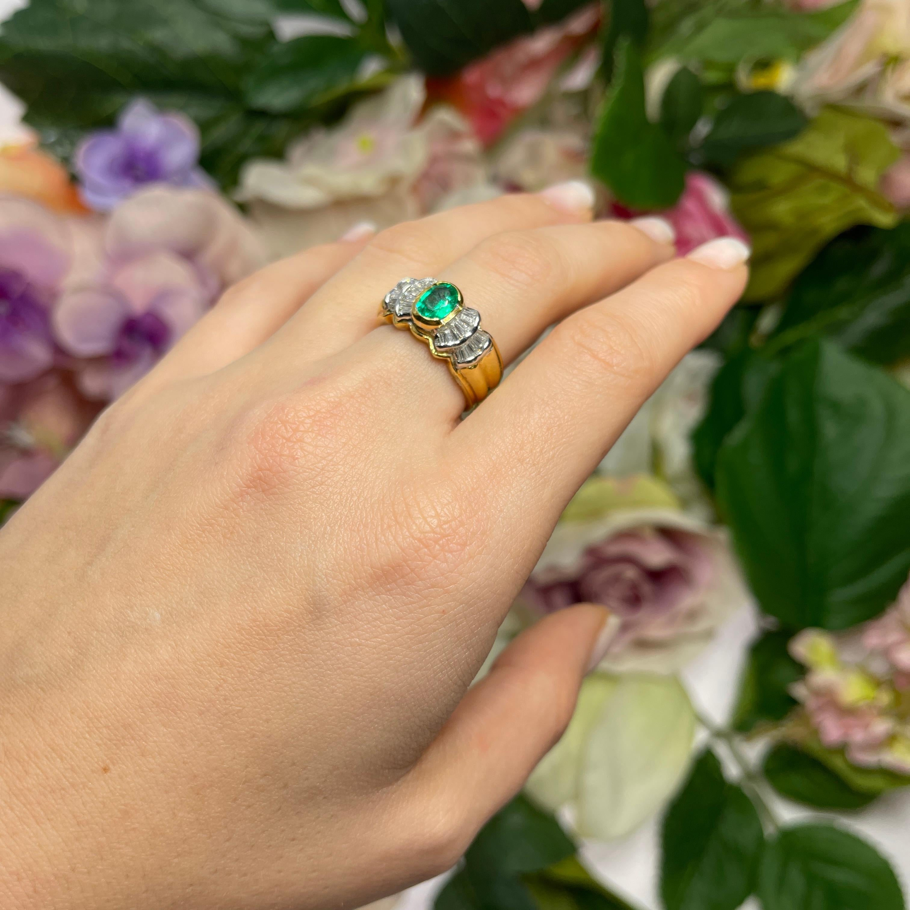 Bague jonc en or jaune 18 carats avec émeraudes et diamants taillés en vente 4