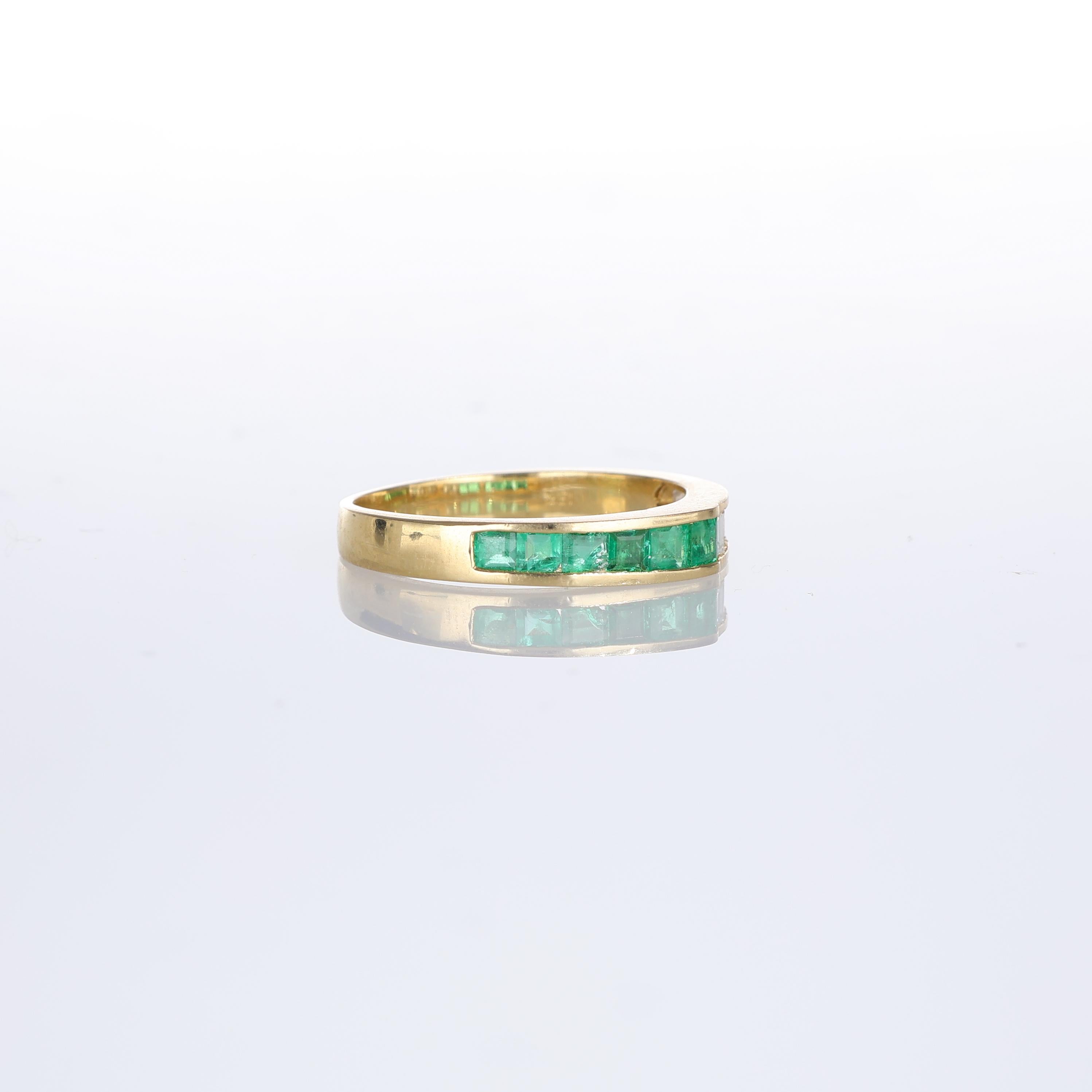 Taglio brillante Anello a fascia in oro giallo 18kt con smeraldo e diamanti baguette in vendita