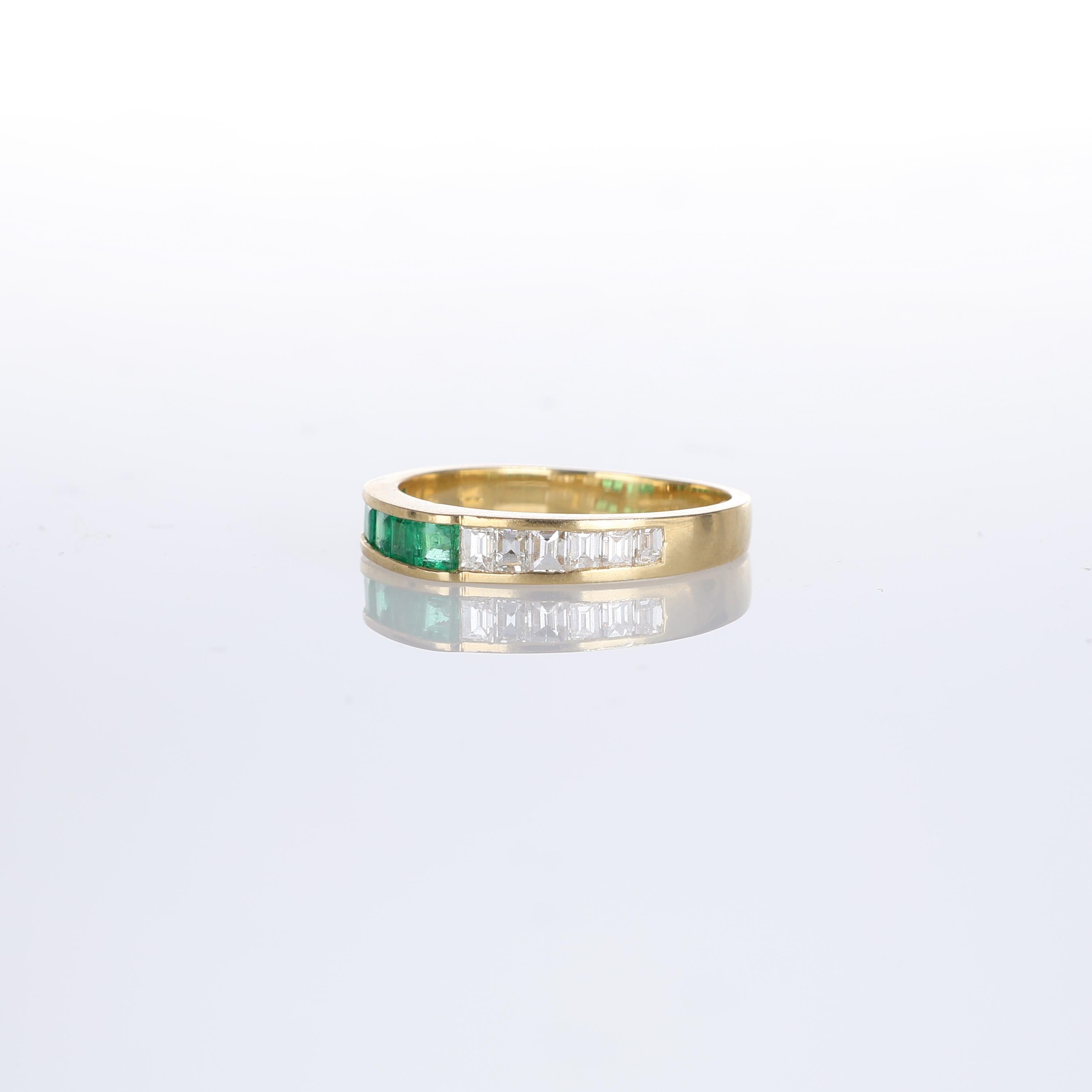 Anello a fascia in oro giallo 18kt con smeraldo e diamanti baguette In condizioni Nuovo in vendita a Bergamo, BG