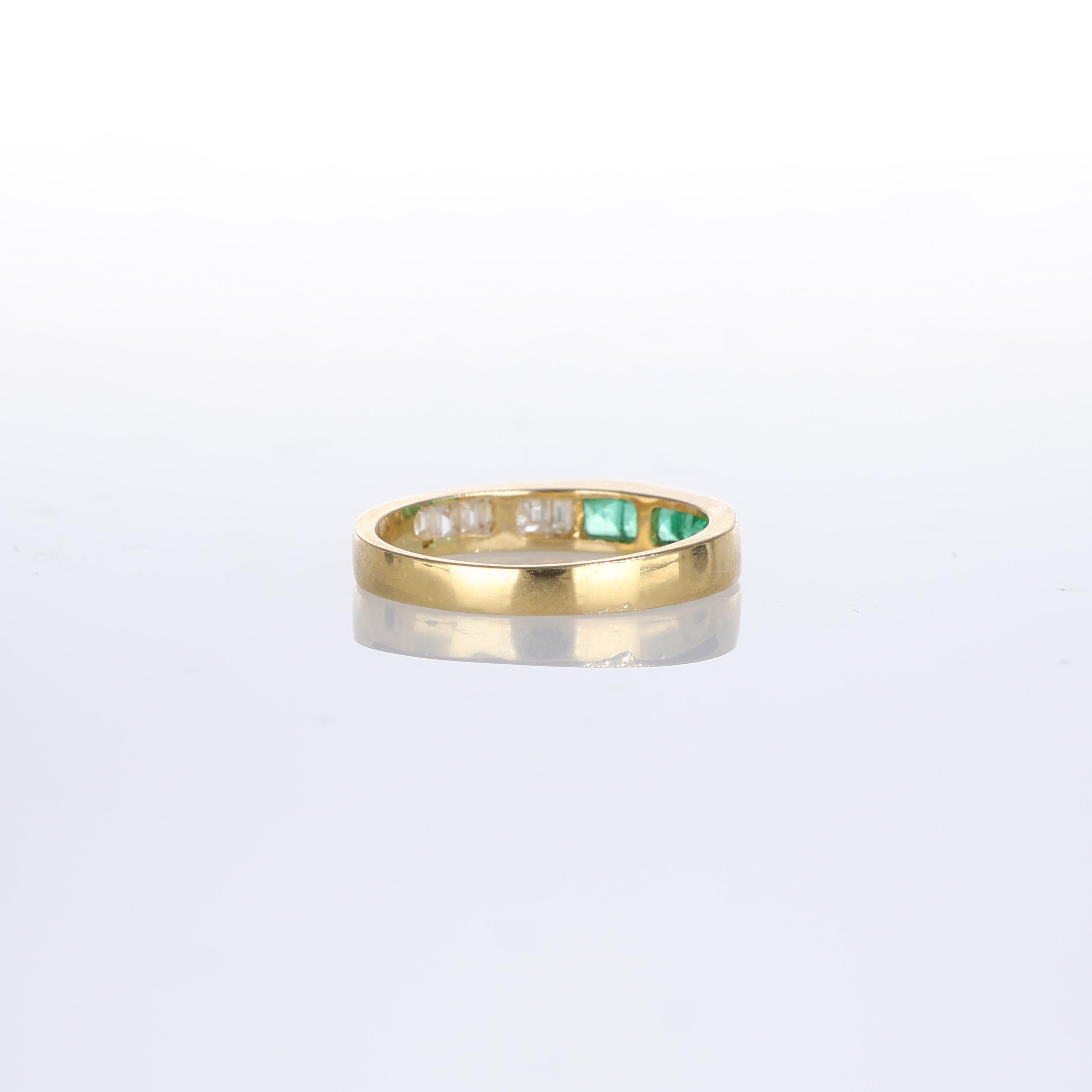 da uomo o donna Anello a fascia in oro giallo 18kt con smeraldo e diamanti baguette in vendita