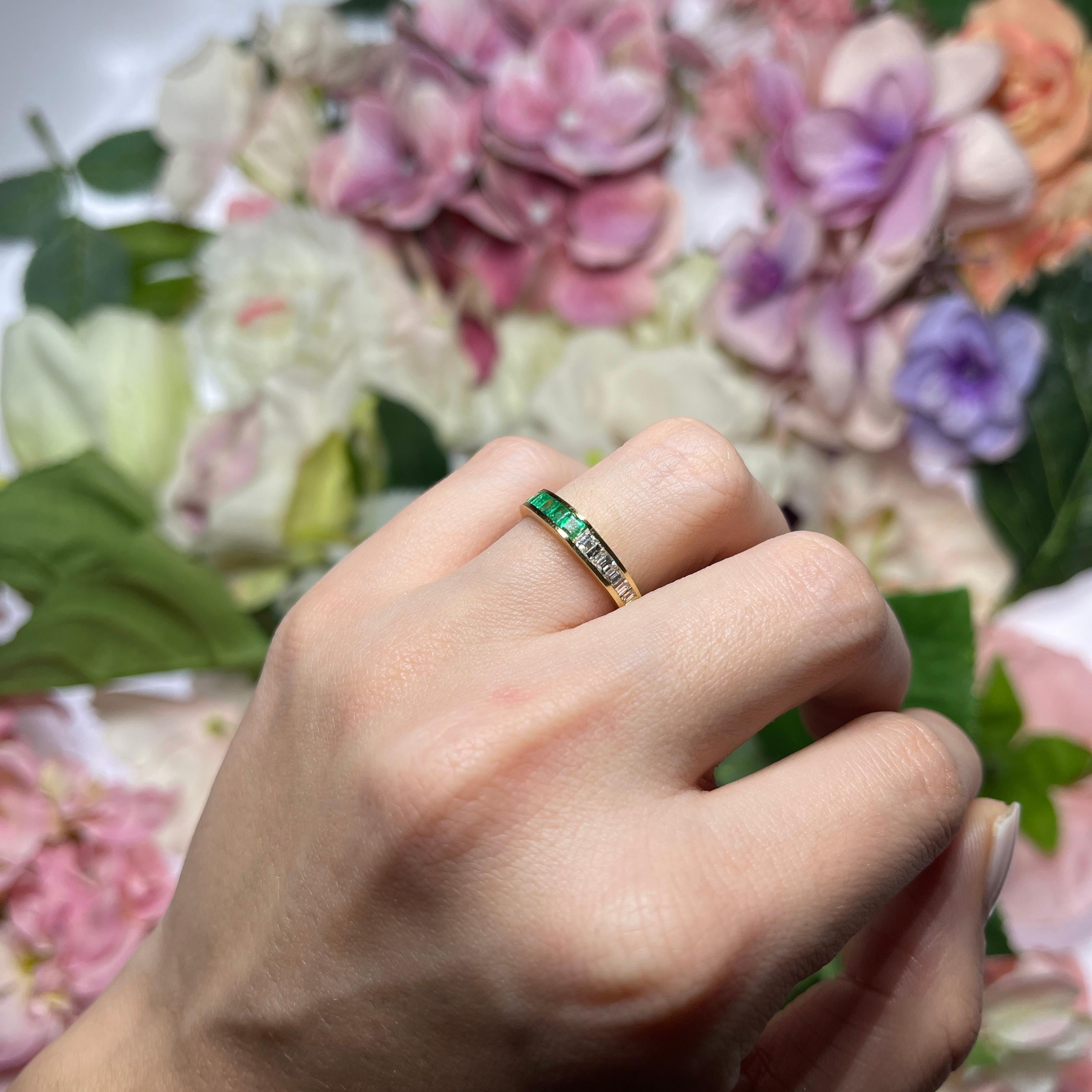 Anello a fascia in oro giallo 18kt con smeraldo e diamanti baguette in vendita 3