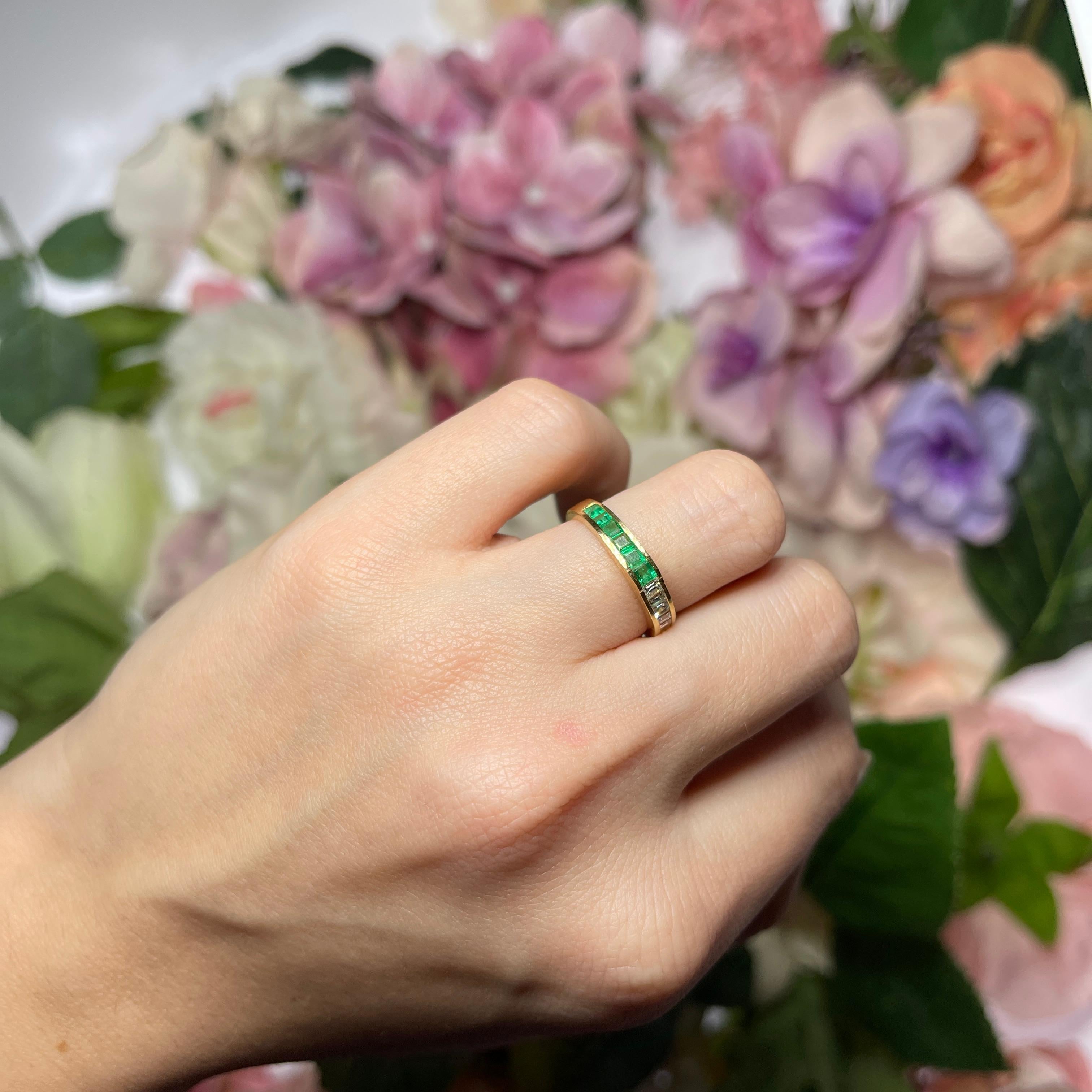 Anello a fascia in oro giallo 18kt con smeraldo e diamanti baguette in vendita 4