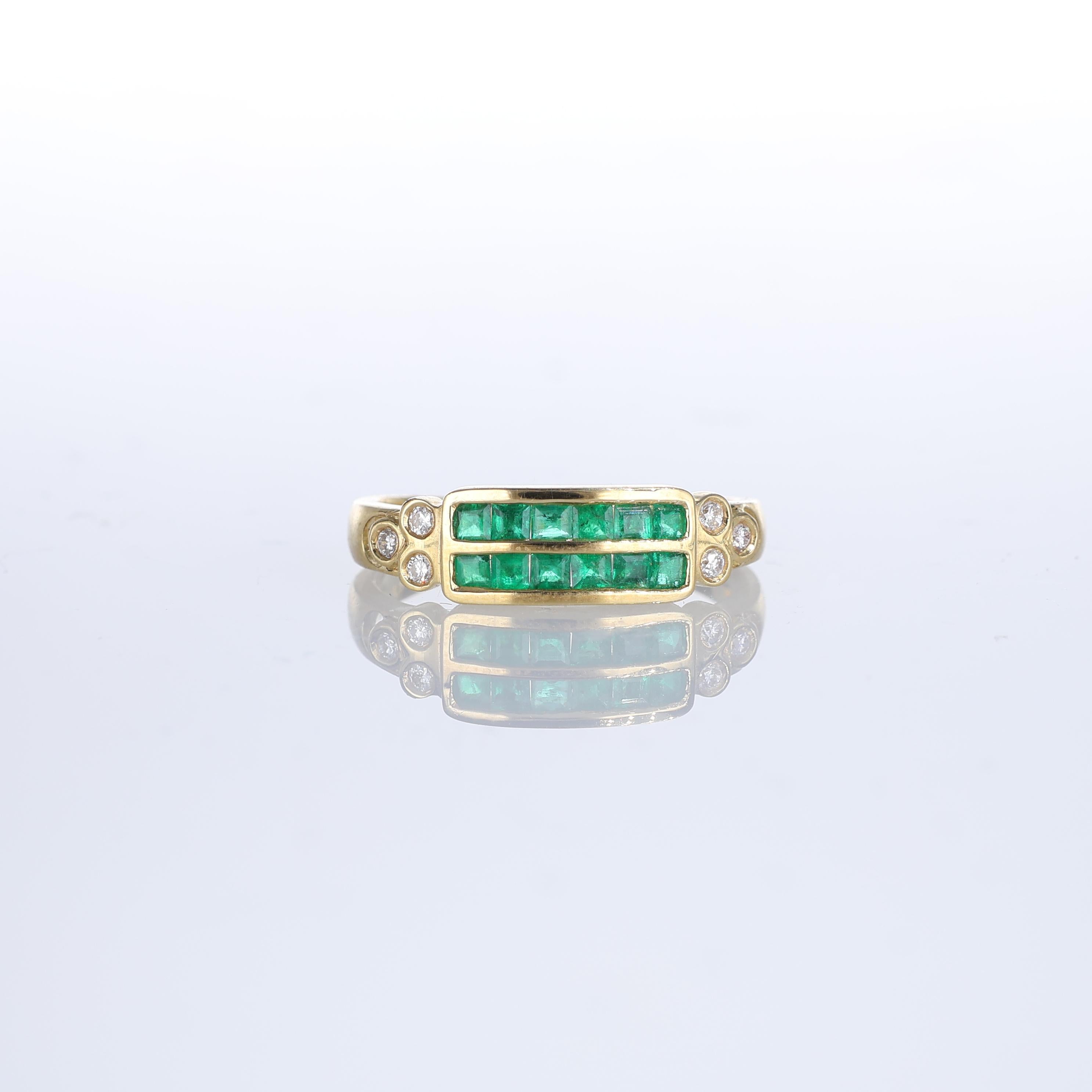 This exquisite band ring in 18kt yellow gold features two rows of vivid green emeralds, beautifully complemented by six brilliant-cut diamonds on the sides. A delicate and timeless design, ideal for adding a touch of elegance to any outfit.

Key