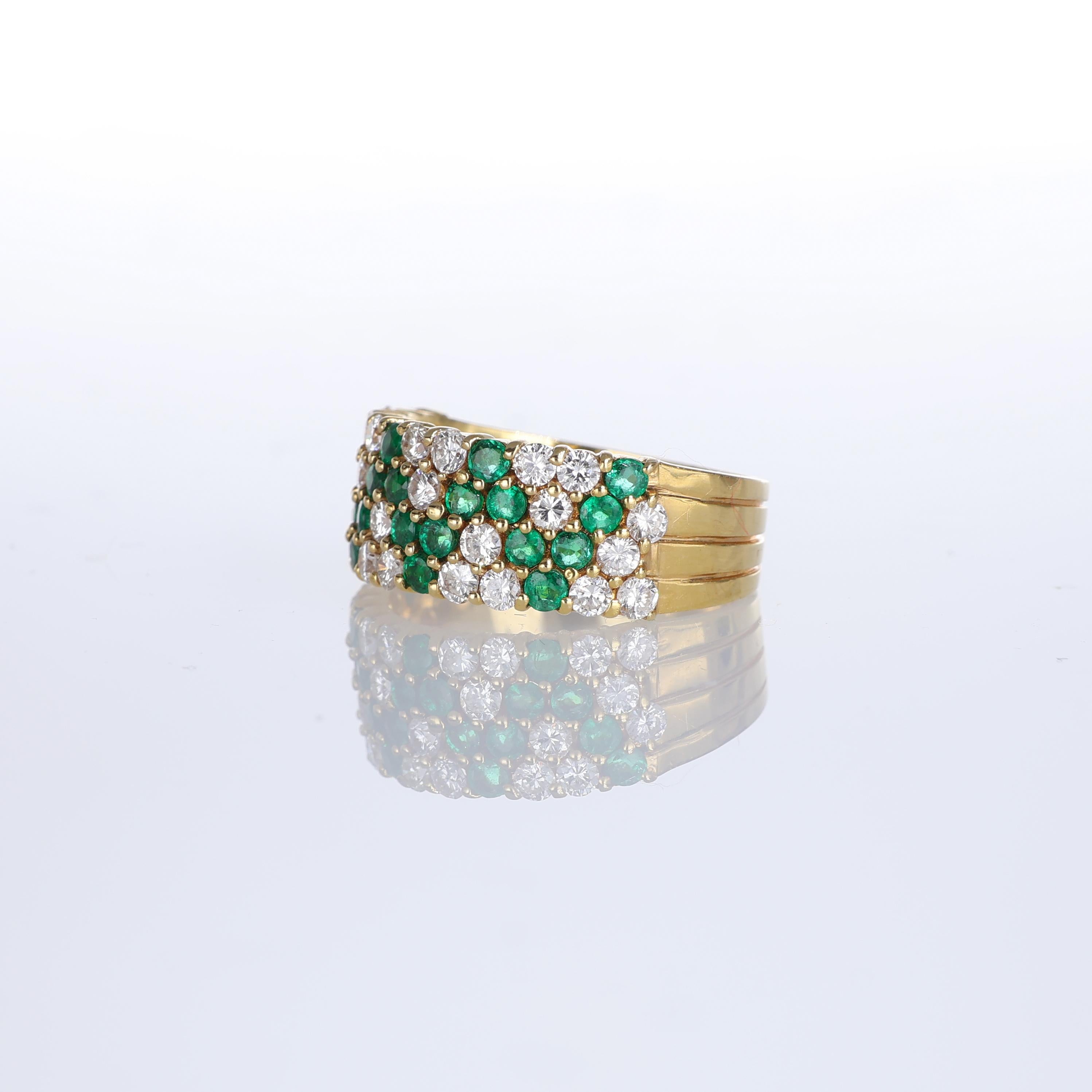 18kt Yellow Gold Band Ring with Emeralds and Diamonds In New Condition For Sale In Bergamo, BG