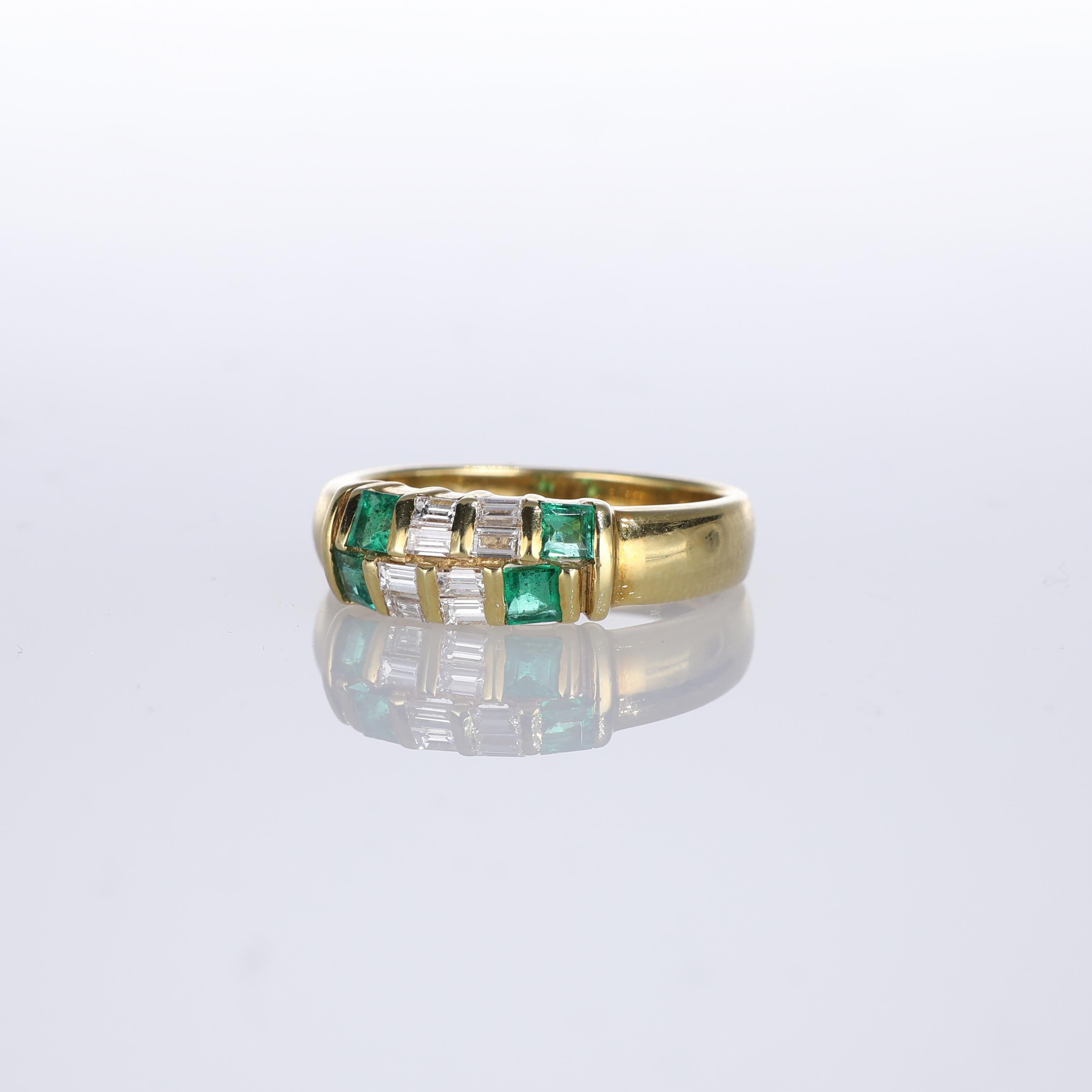18kt Yellow Gold Band Ring with Emeralds and Diamonds In New Condition For Sale In Bergamo, BG