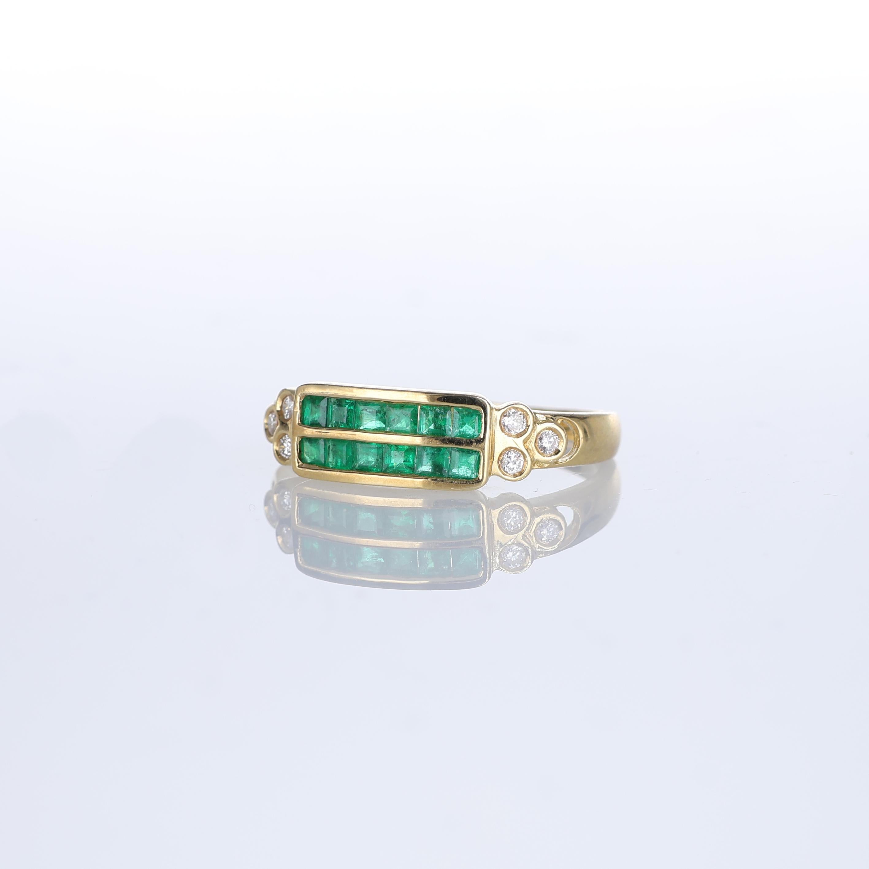 18kt Yellow Gold Band Ring with Emeralds and Diamonds In New Condition For Sale In Bergamo, BG