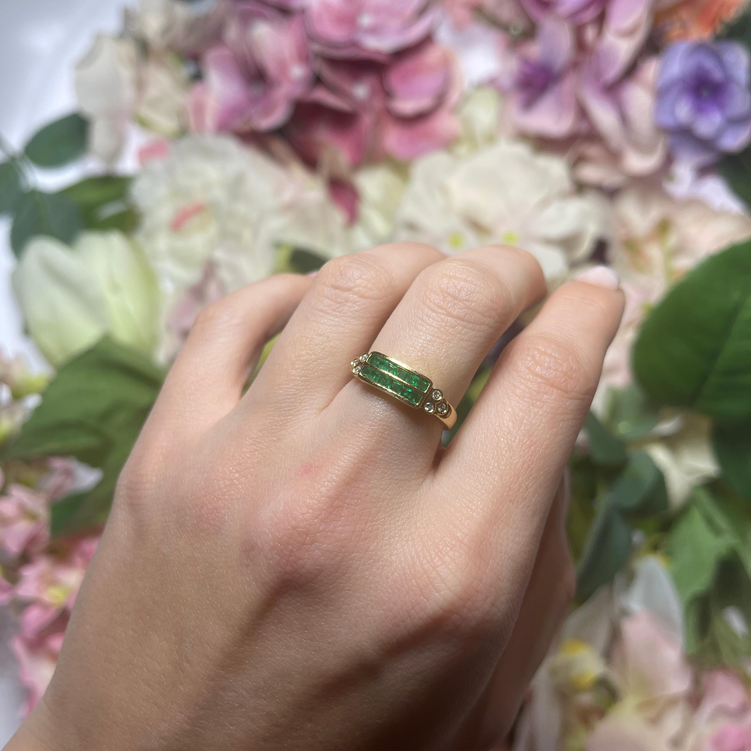 18kt Yellow Gold Band Ring with Emeralds and Diamonds For Sale 2
