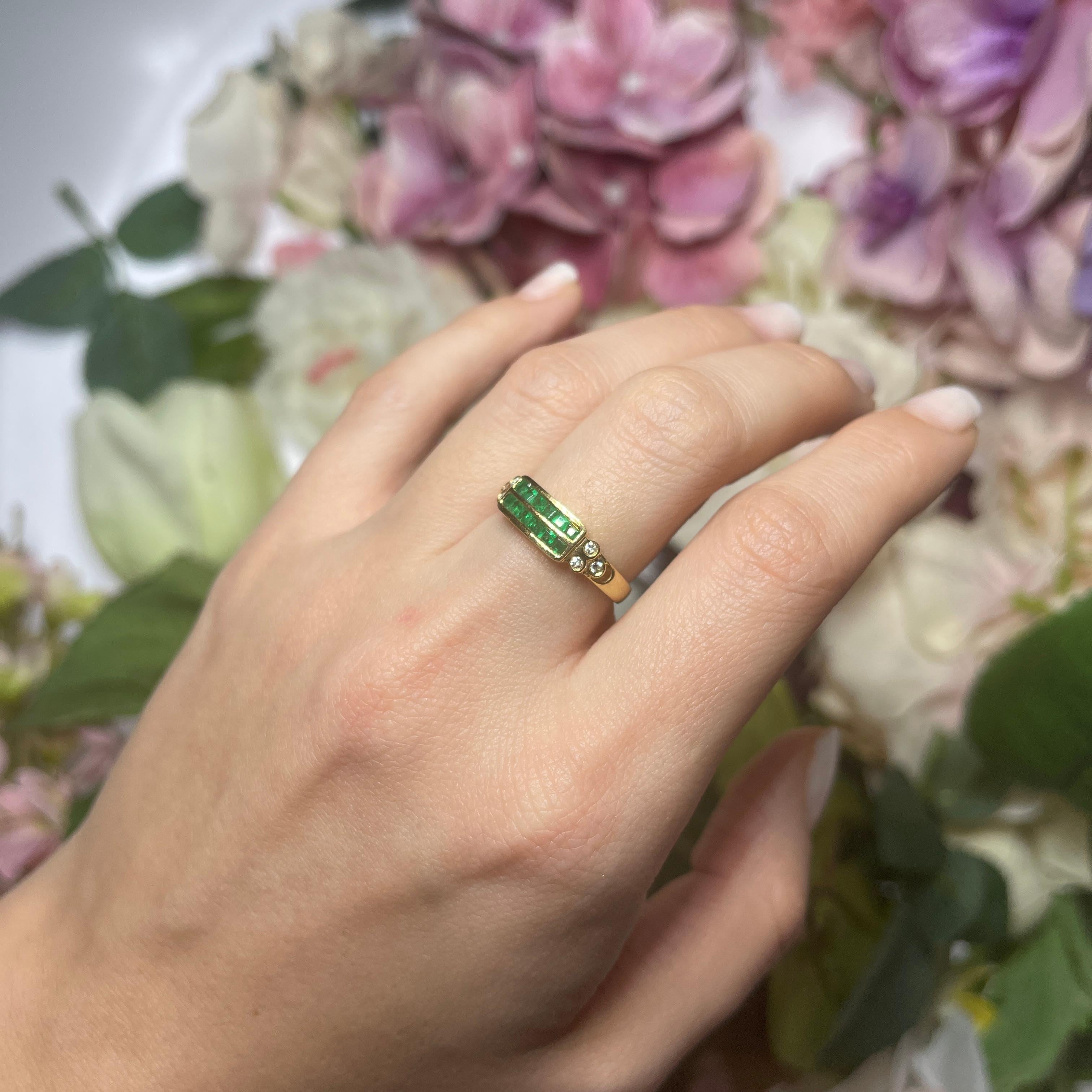 18kt Yellow Gold Band Ring with Emeralds and Diamonds For Sale 3
