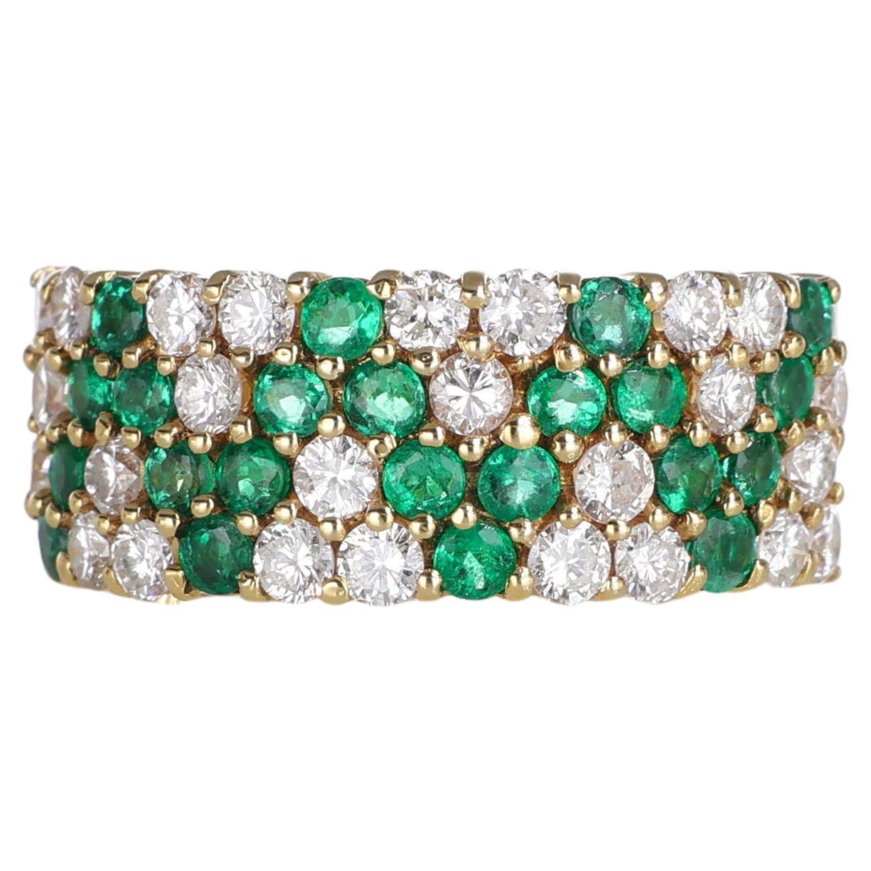 Anillo de oro amarillo de 18 quilates con esmeraldas y diamantes